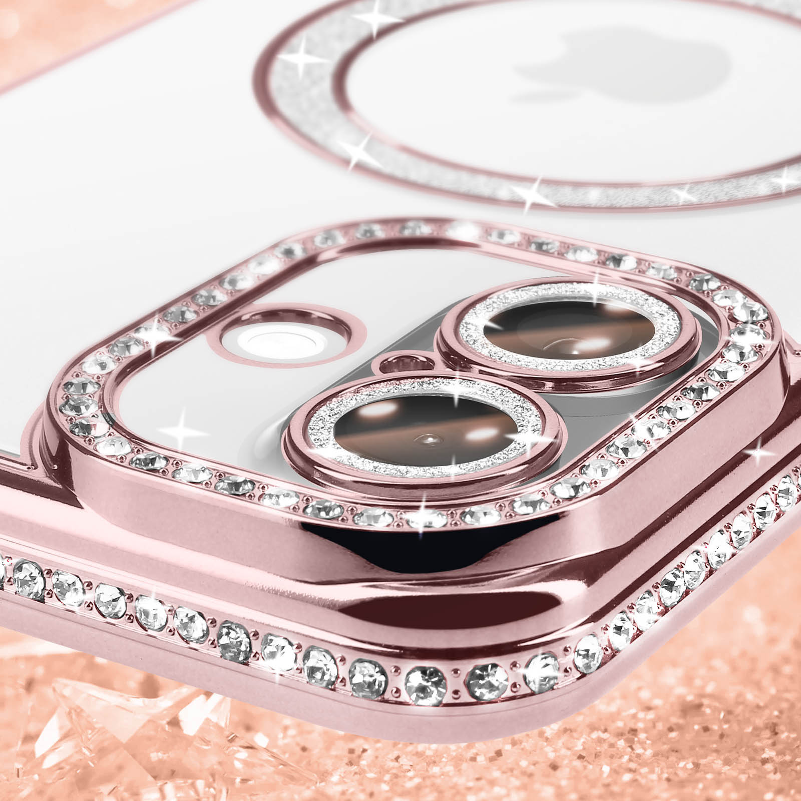 Primo piano di una custodia per telefono oro rosa con strass attorno agli obiettivi della fotocamera.
