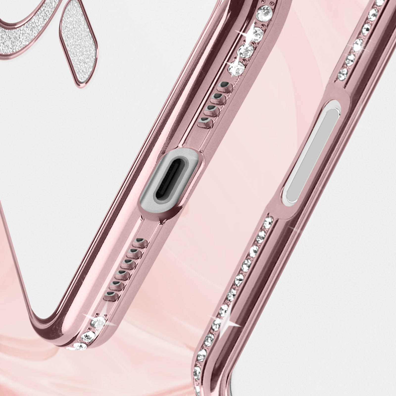 Primo piano della custodia del telefono con strass intorno alla fotocamera e lungo il lato.