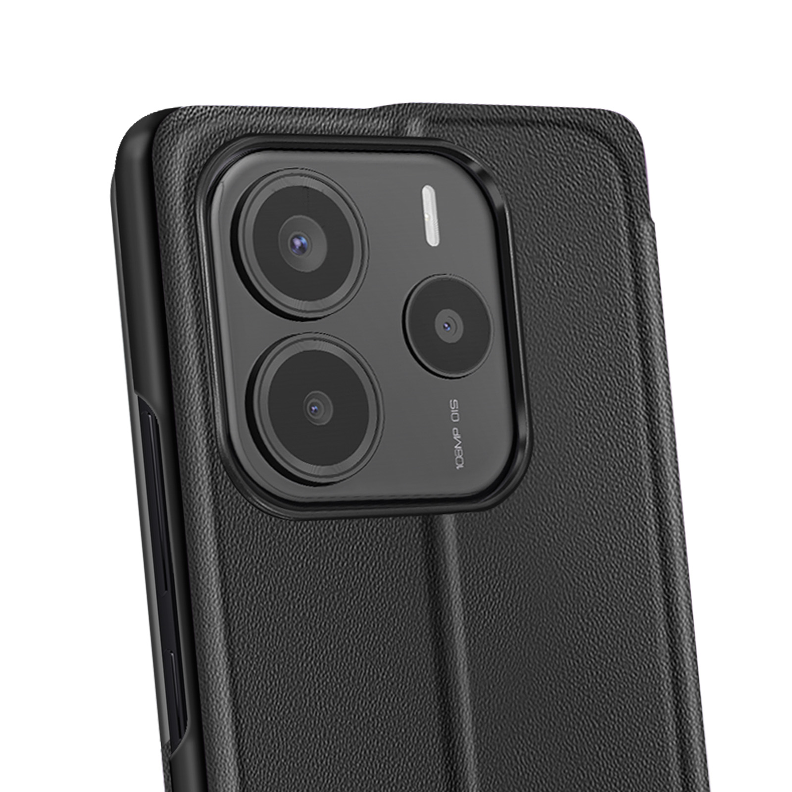 Primo piano di una custodia nera con configurazione a tripla fotocamera su superficie nera strutturata.