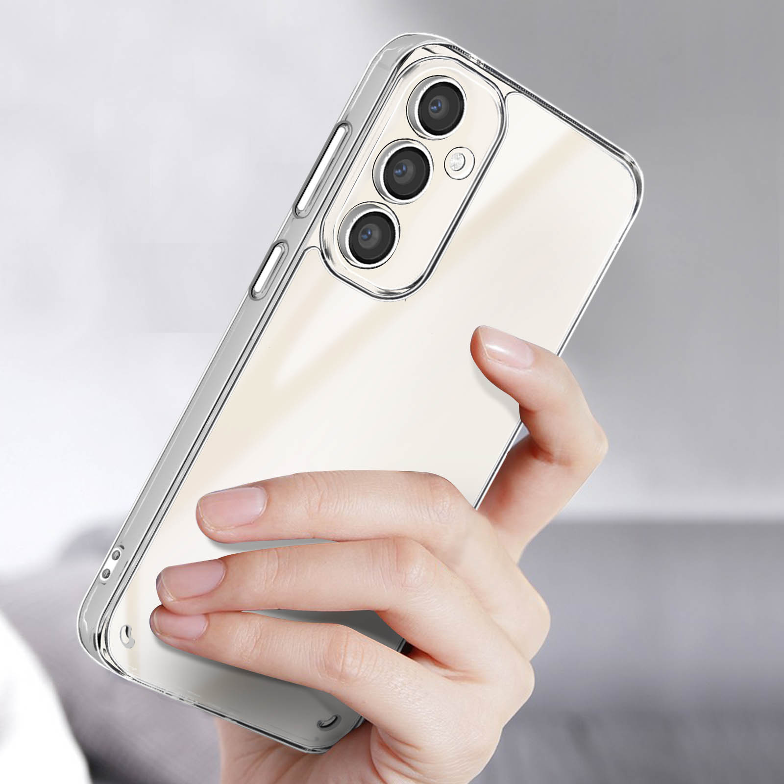 Una mano che tiene un telefono con una custodia trasparente, che mostra i ritagli della fotocamera.