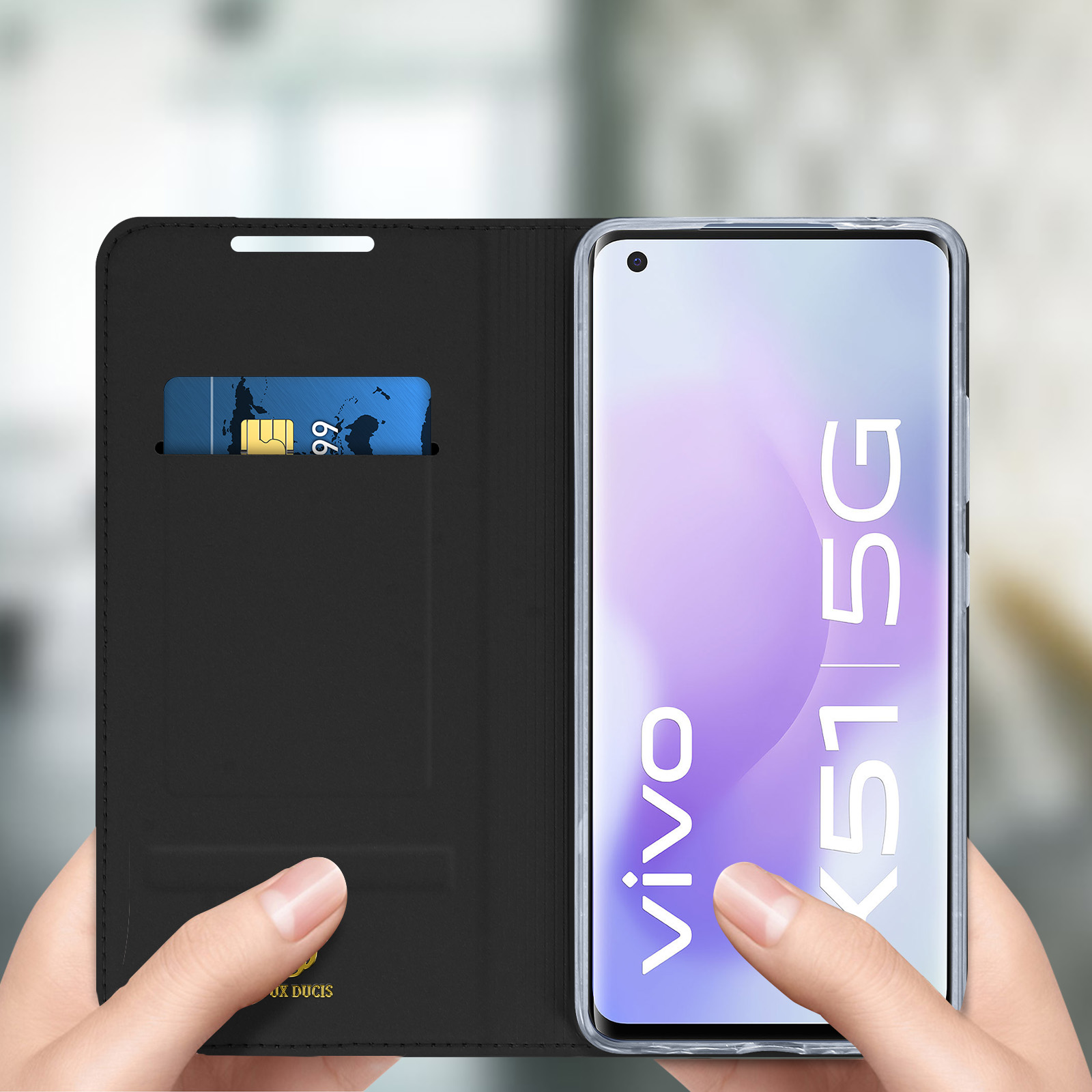 Custodia per telefono nera, aperta, che mostra una carta di credito. Il telefono è su uno sfondo bianco.