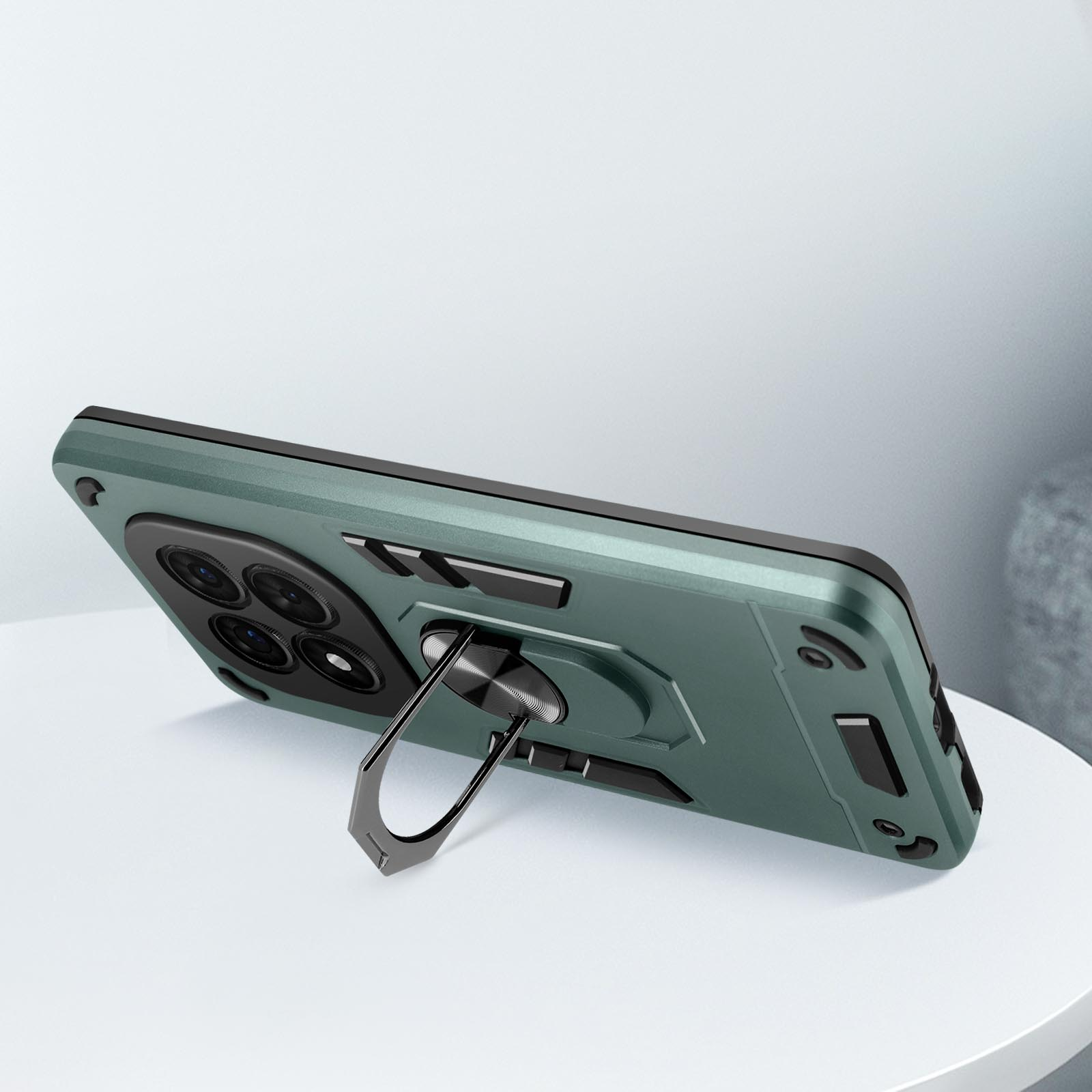 Custodia verde su un tavolo. Il telefono ha quattro fotocamere, con un anello sul retro.