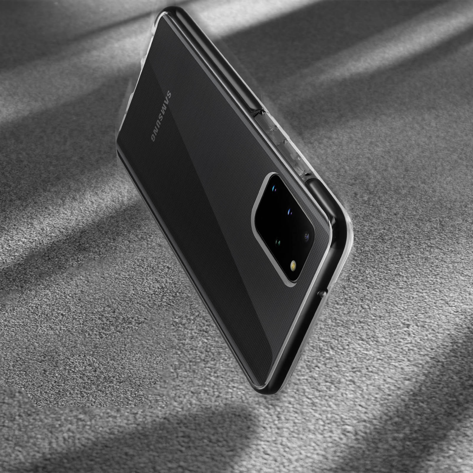 Custodia per telefono nera su una superficie grigia. Il telefono è angolato, mostrando le lenti della fotocamera.