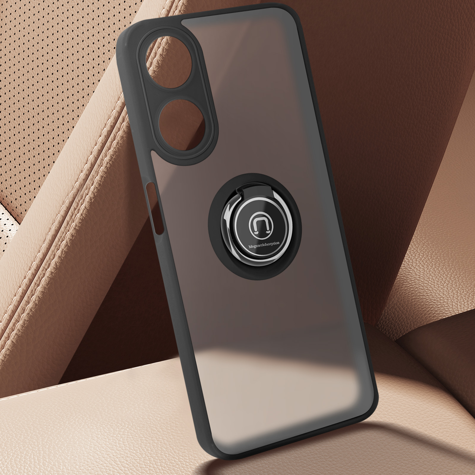 Custodia per telefono con tre fotocamere. La custodia ha un anello. Sfondo beige.