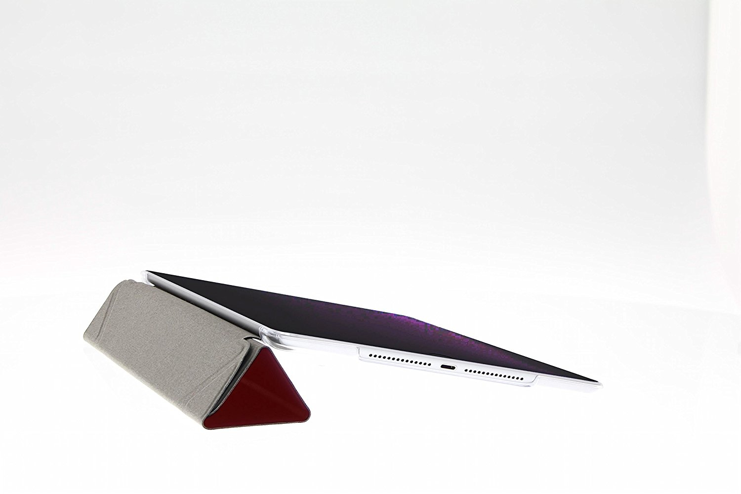 Tablet in una custodia. La custodia è grigia e rossa. Sfondo bianco.