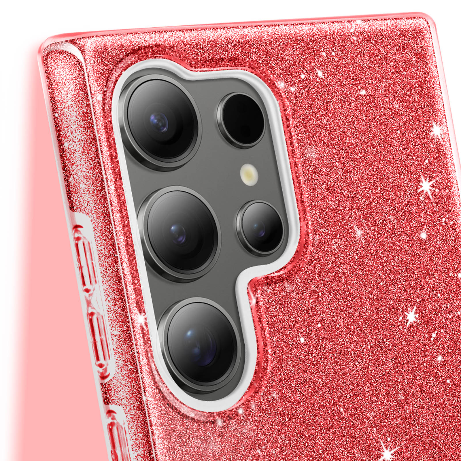 Custodia glitterata rossa con lenti della fotocamera. Luce riflessa sulla superficie.