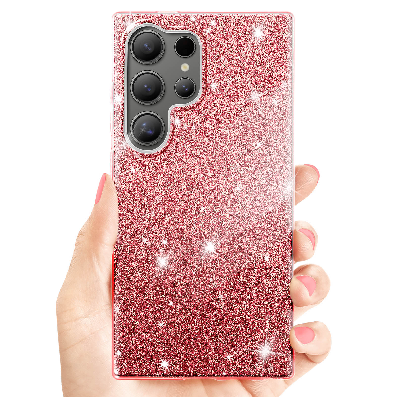 Mano che tiene un telefono con retro glitterato rosso. Manicure rosa e luci scintillanti.