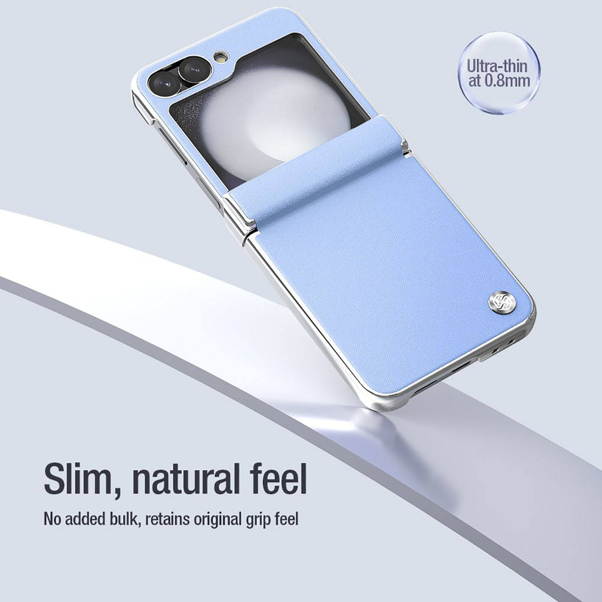 Custodia per telefono pieghevole blu con il testo 'Sensazione sottile, naturale' su sfondo azzurro.