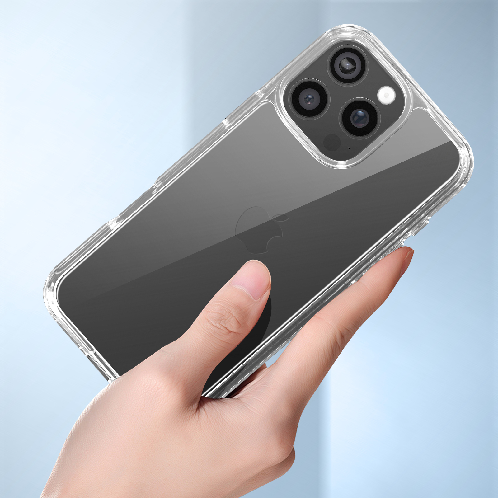 Una mano tiene un telefono con una custodia trasparente. Il telefono è inclinato verso l'alto, custodia visibile.