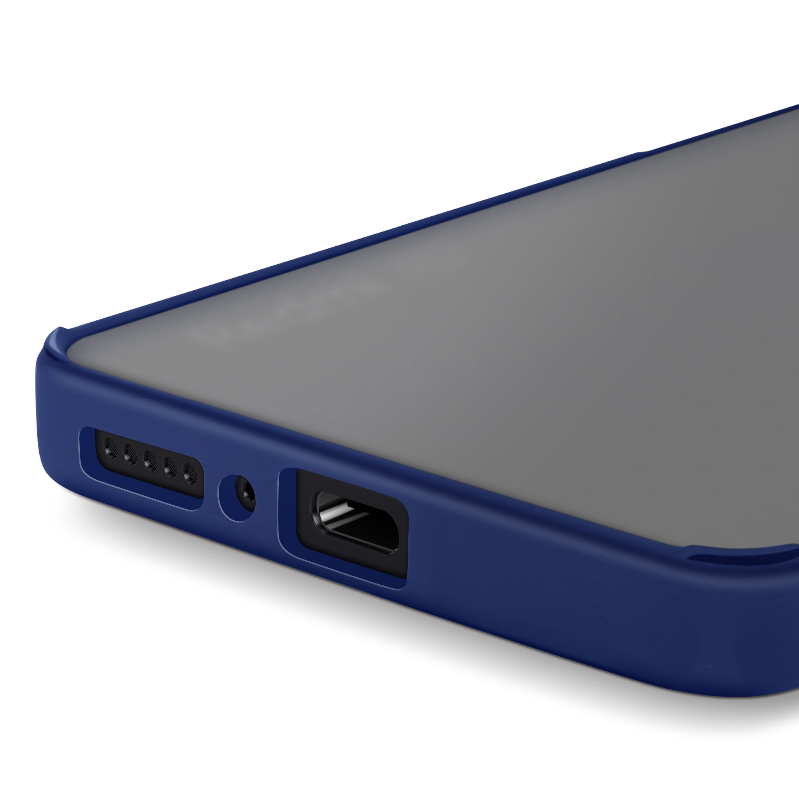 Primo piano della parte inferiore di un telefono in una custodia protettiva blu, che mostra porte e fori degli altoparlanti.