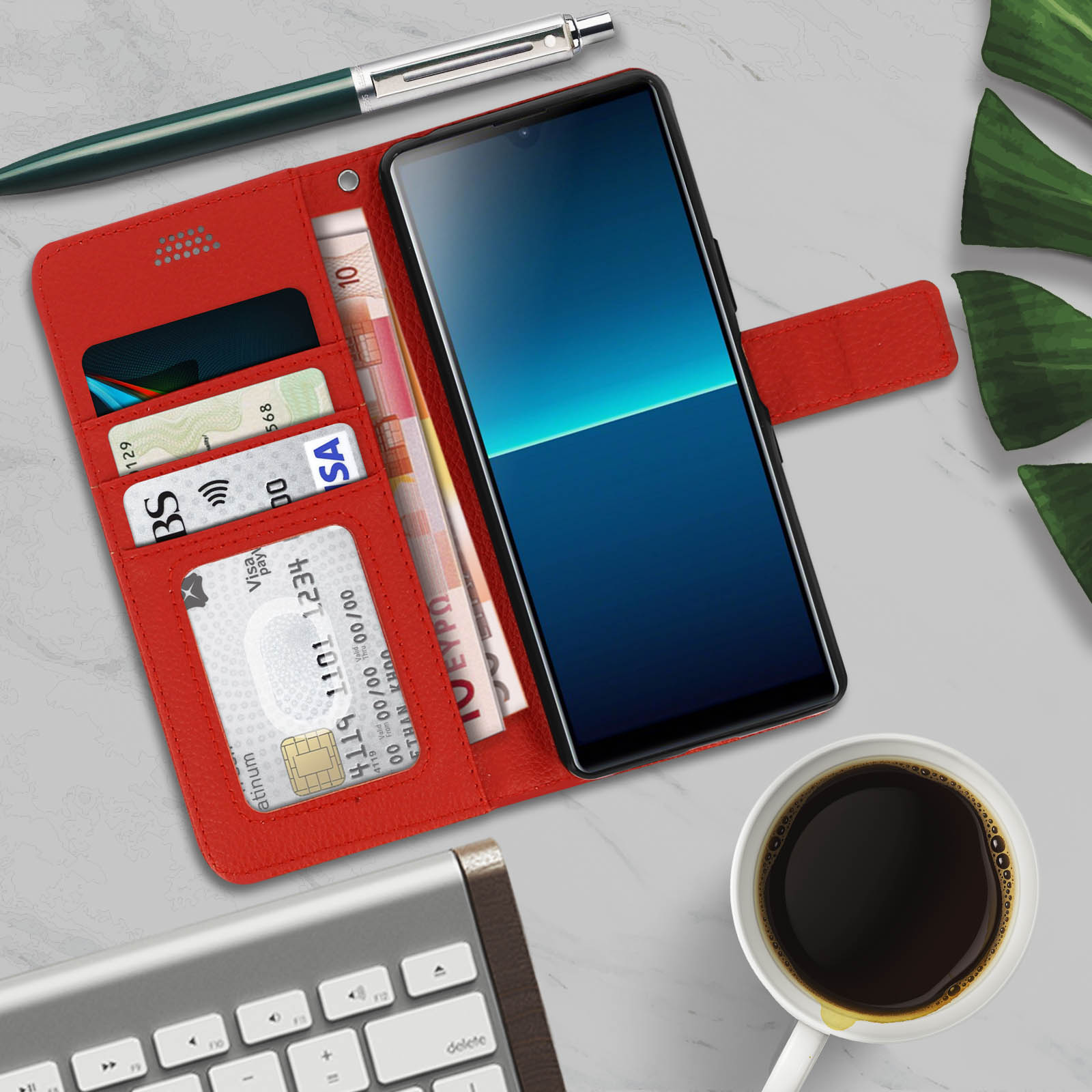 Custodia per telefono rossa aperta con carte, denaro e telefono su marmo.