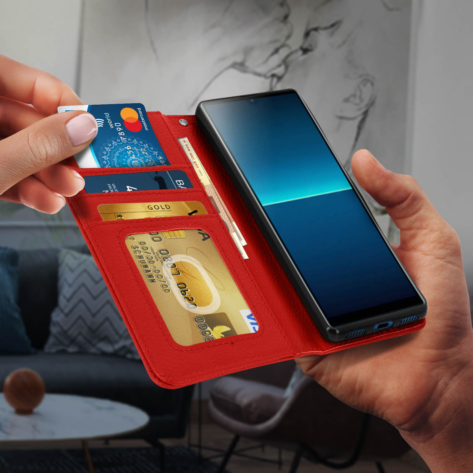 Portafoglio rosso con carte e telefono. Sfondo con immagine sfocata di un muro.