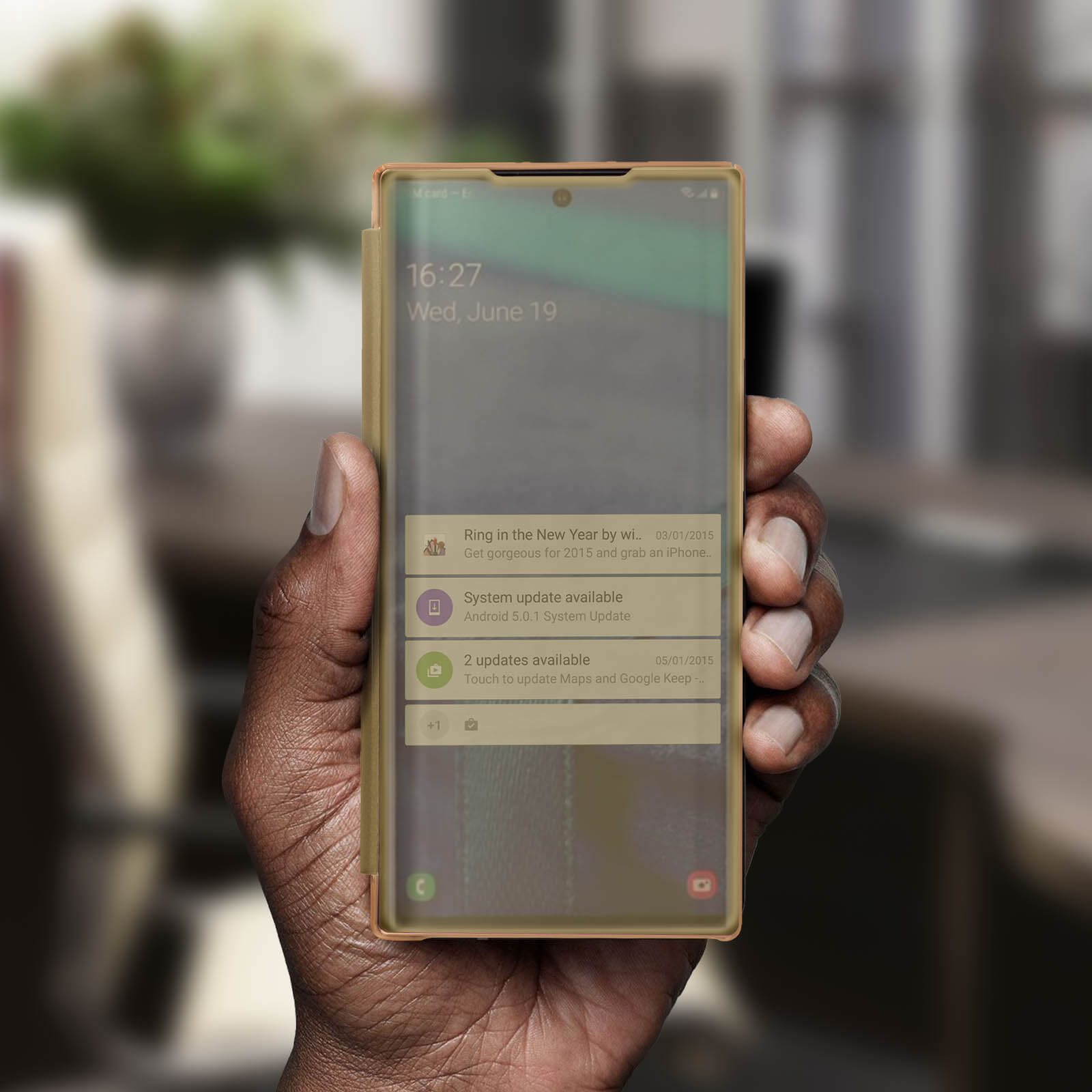 Una mano che tiene un telefono con una custodia dorata. Mostra notifiche.