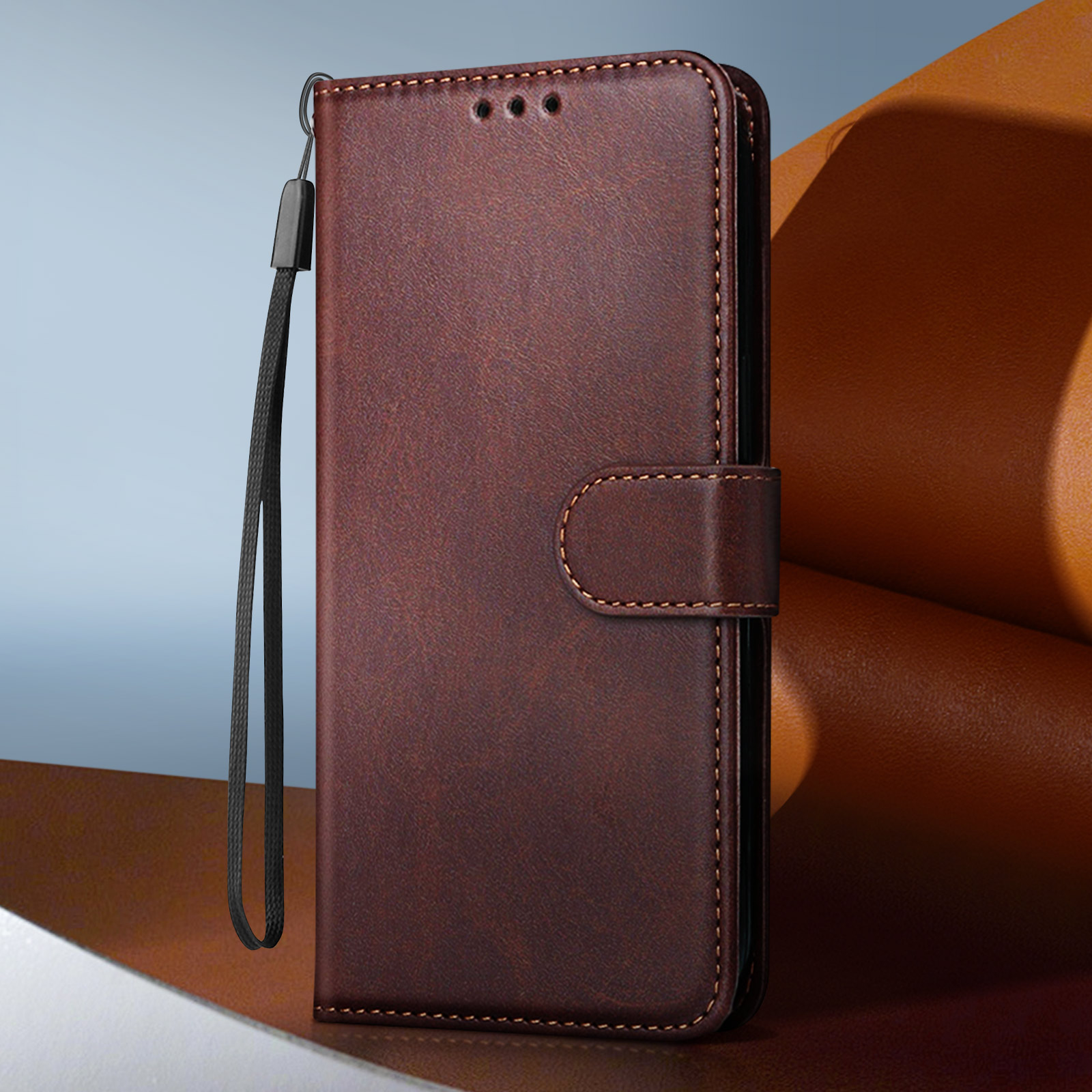 Custodia in pelle marrone con cinturino e chiusura.