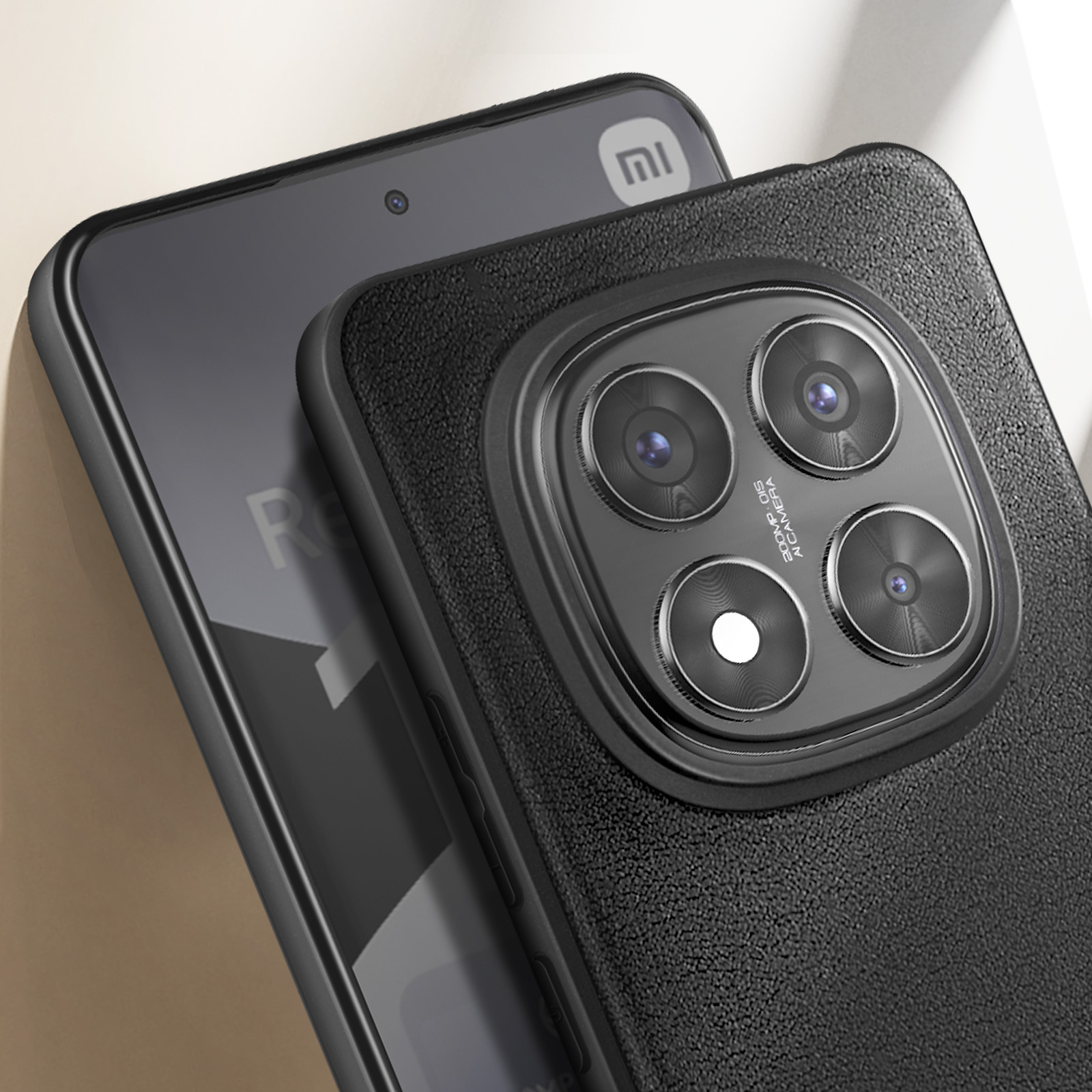 Primo piano di telefono e custodia. Telefono nero con custodia nera, che mostra le fotocamere.