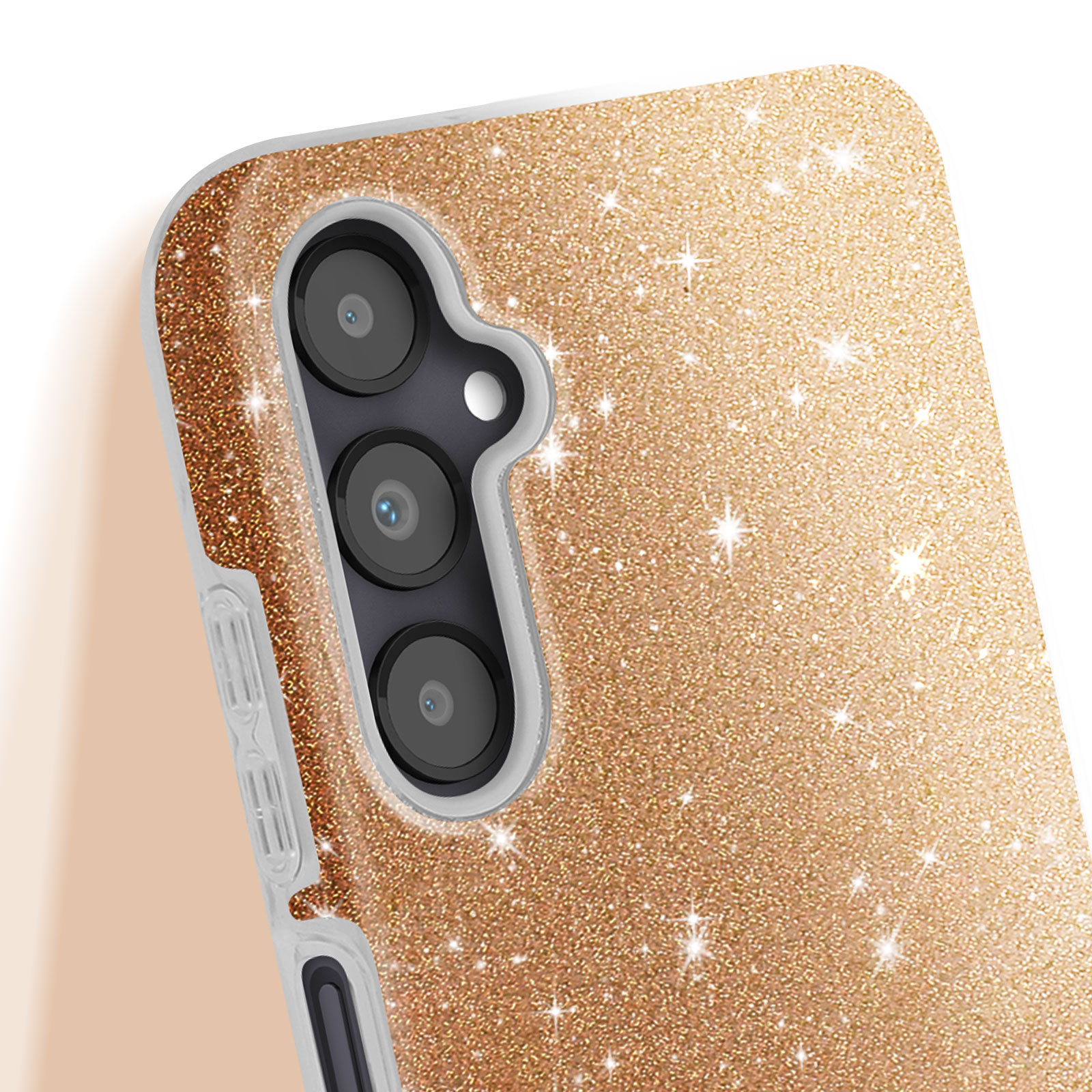 Dettaglio custodia per telefono glitterata oro. Tre fotocamere, cornice bianca, glitter oro.