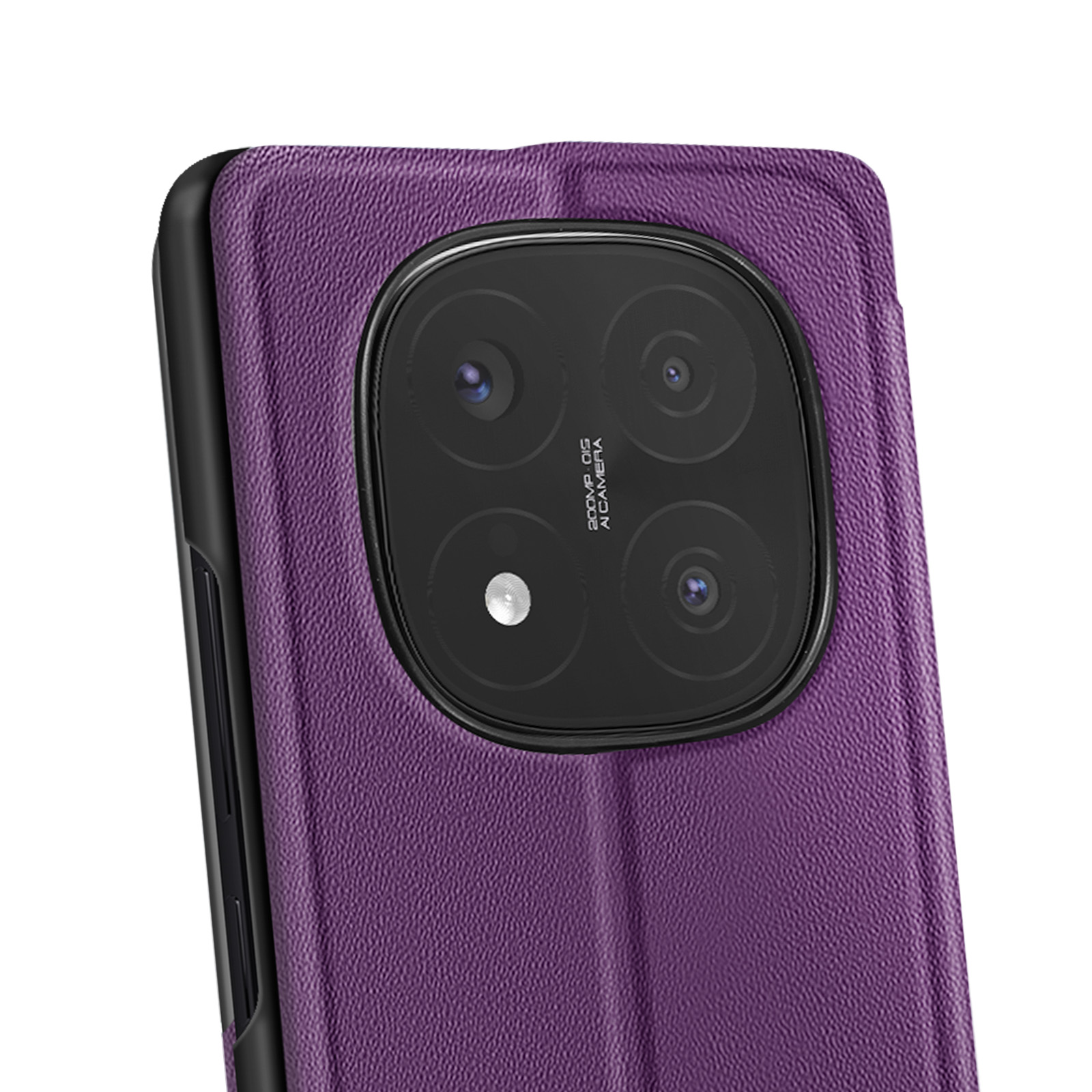 Custodia per telefono viola, fotocamera nera, dettaglio in pelle viola. Primo piano.