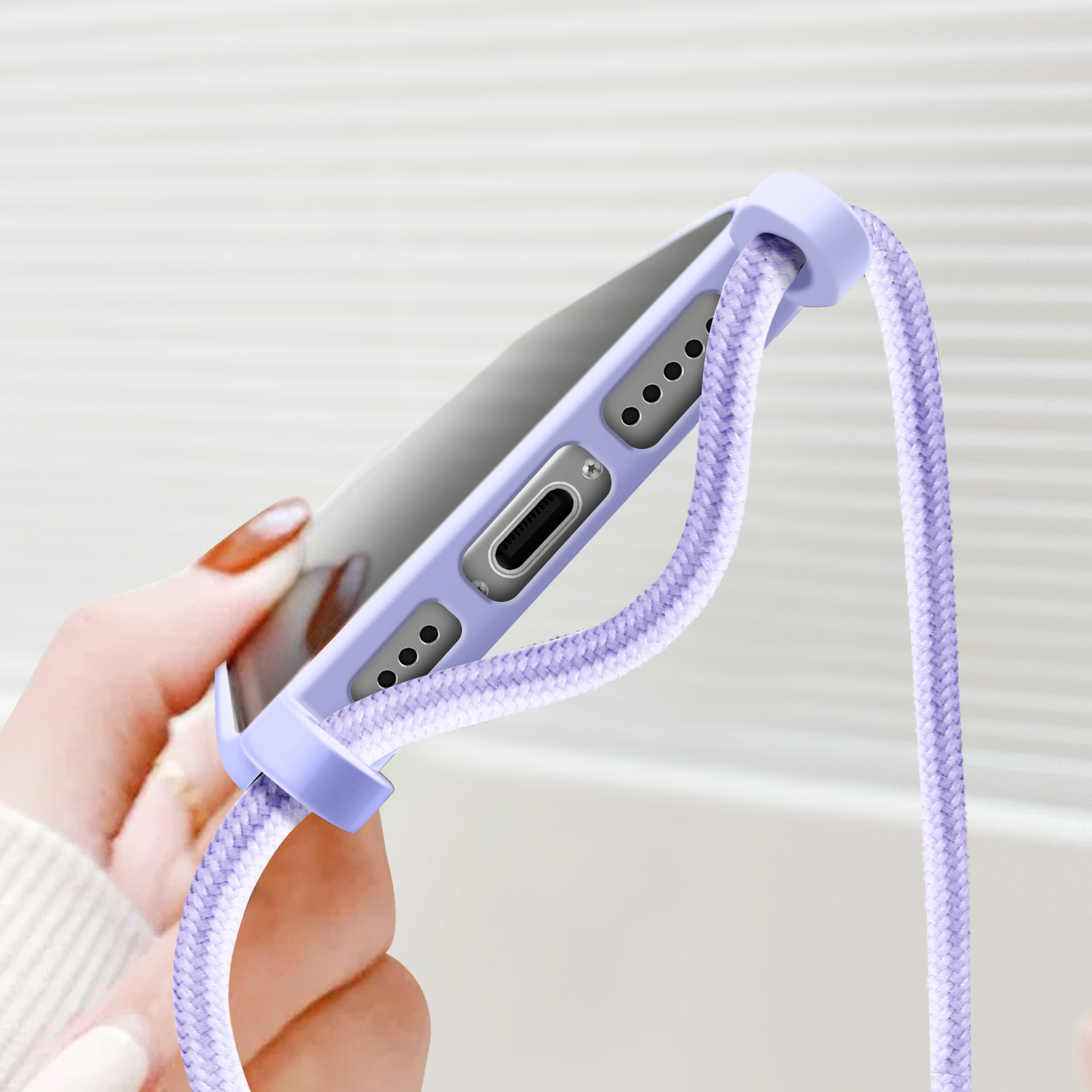 Close-up van een paarse telefoonhoes met een riem.