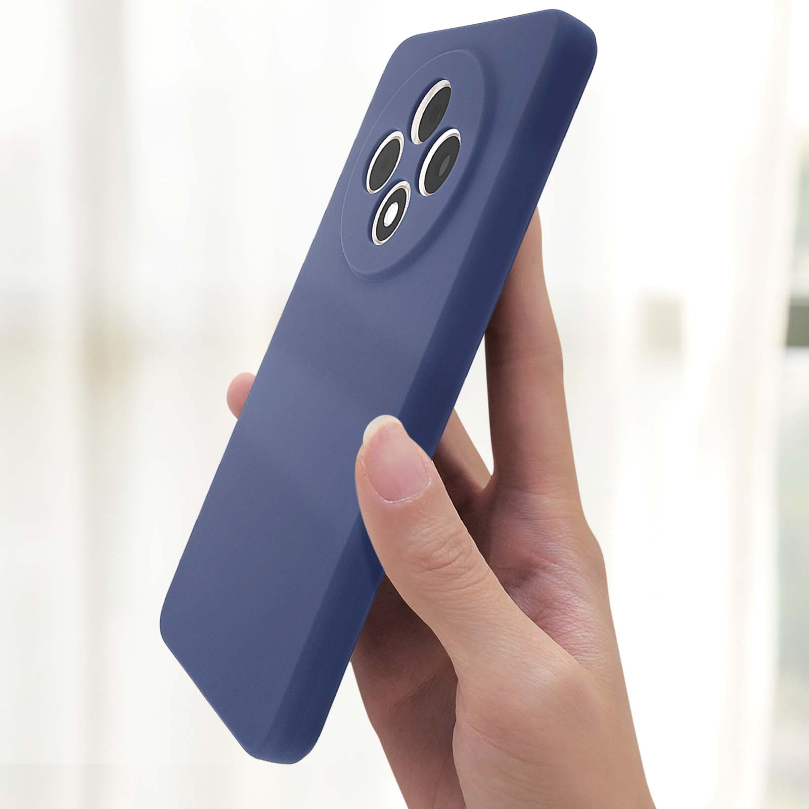 Hand hält eine blaue Handyhülle, schräge Ansicht, zeigt die Rückseite mit Kameraausschnitten. Weißer Hintergrund.