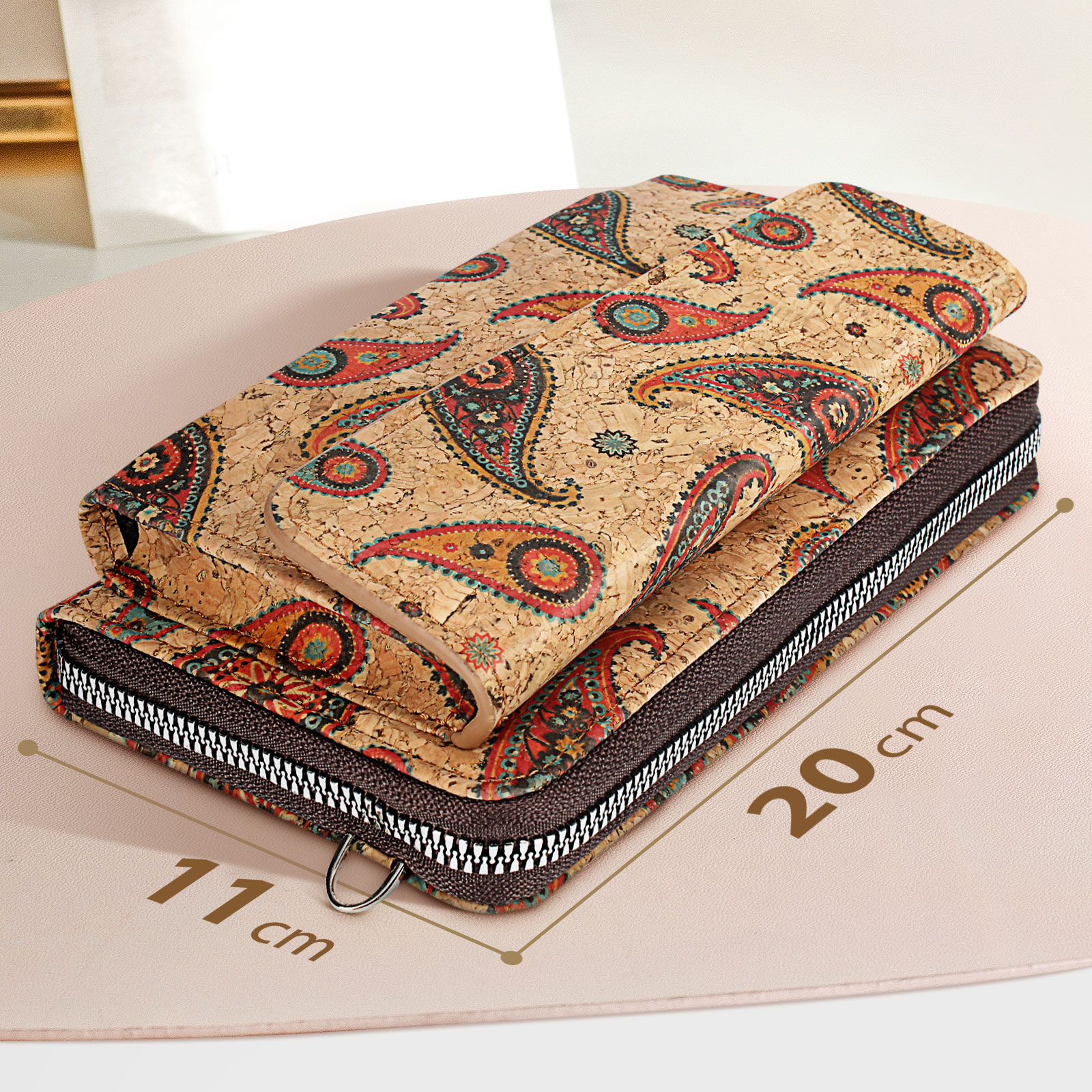 Eine Korkbrieftasche mit farbenfrohem Paisley-Muster, Maße 11 cm x 20 cm und Reißverschluss.