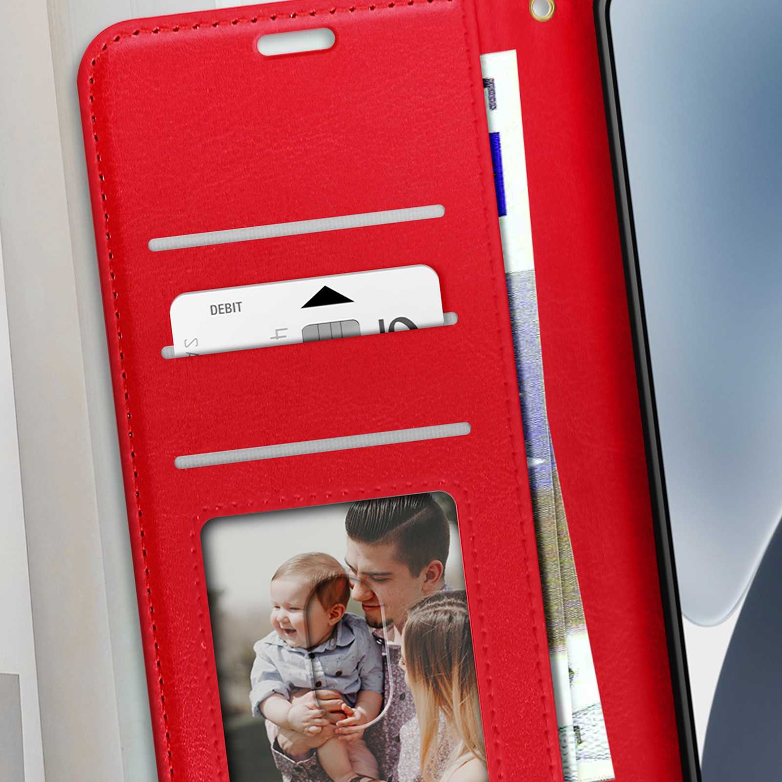 Una custodia rossa aperta con slot per carte, una foto di famiglia e denaro.