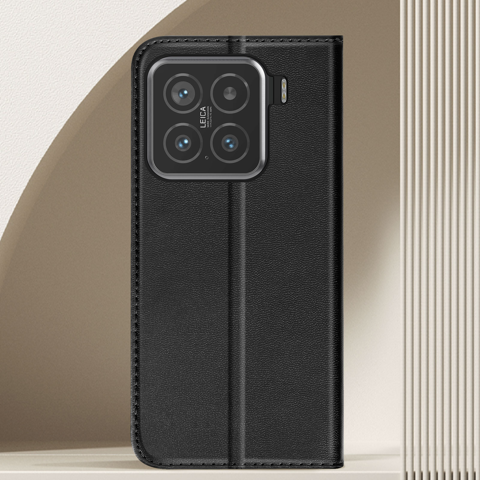 Custodia nera per telefono chiusa, che mostra la fotocamera e il retro del telefono.
