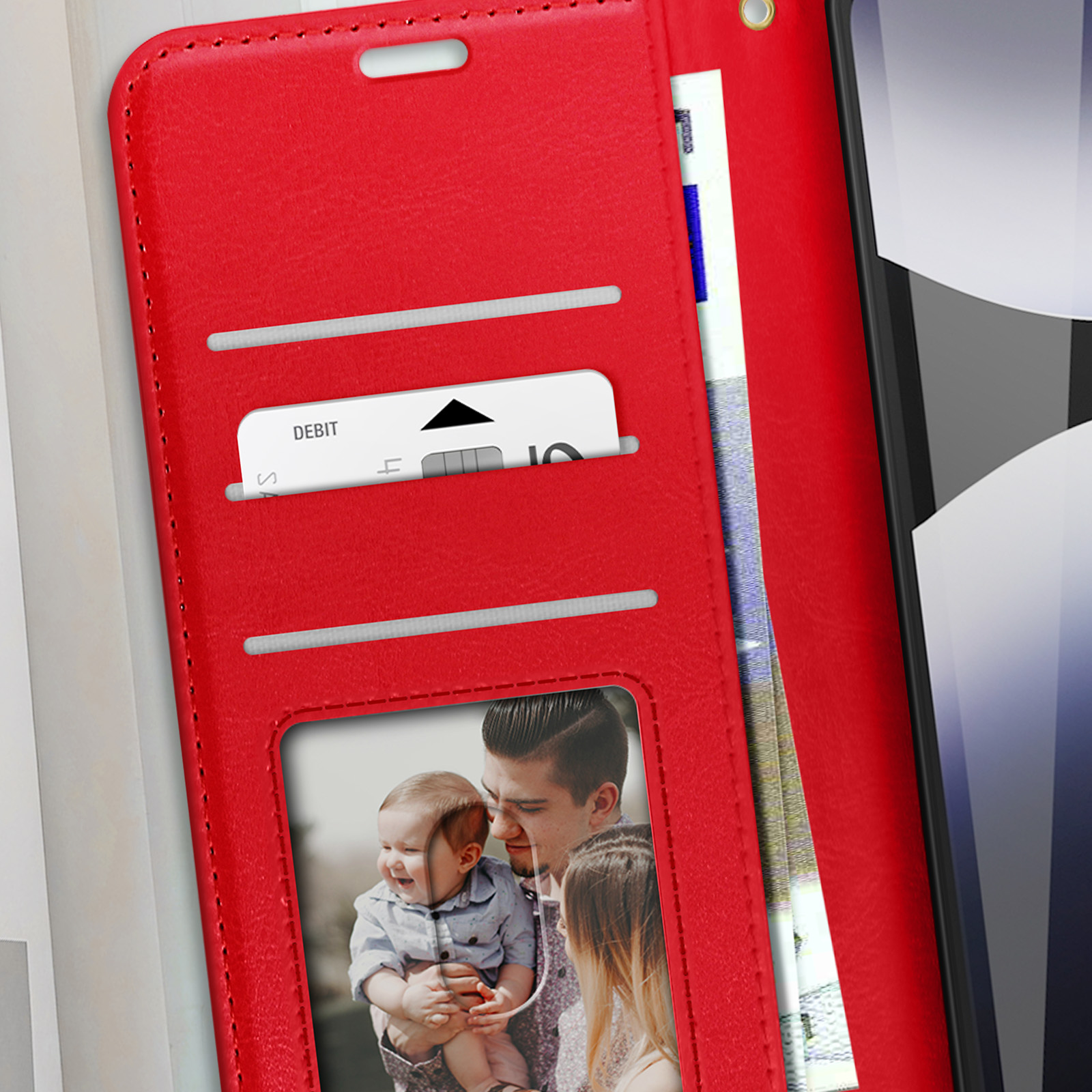 Una custodia rossa per telefono aperta, con una carta di debito, denaro e una foto di famiglia all'interno.