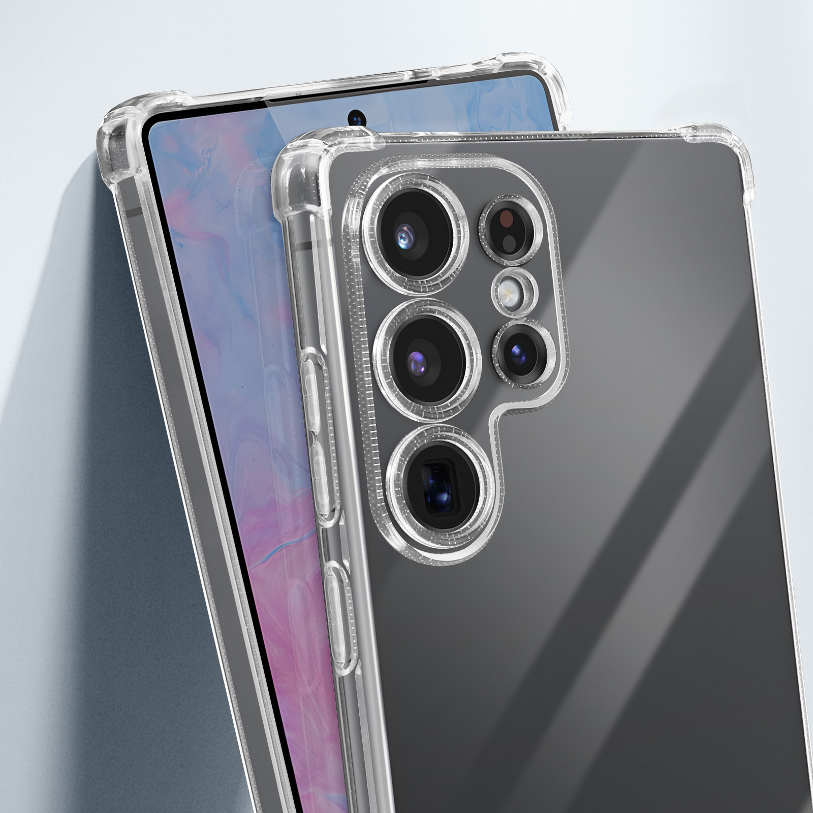 Primo piano di un telefono in una custodia trasparente che mostra la fotocamera e il lato del telefono.