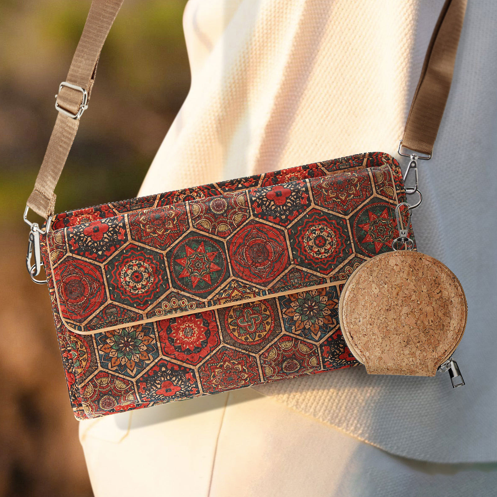 Umhängetasche und eine runde Korkbrieftasche. Die Tasche hat ein sich wiederholendes Muster aus Rot, Beige und Dunkelbraun.