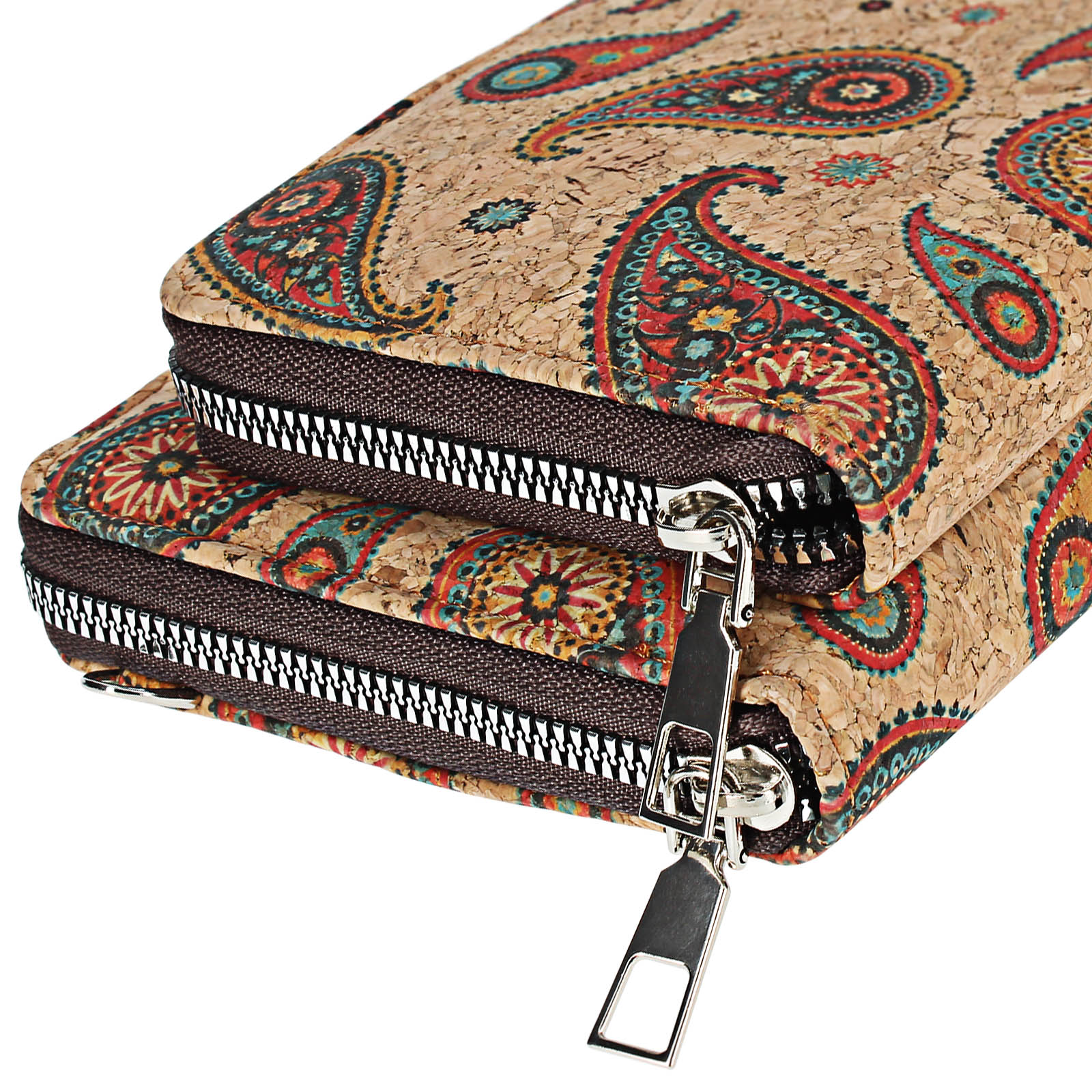 Kork-Geldbörse mit Paisley-Muster. Sie hat einen braunen Reißverschluss und silberne Zipper.