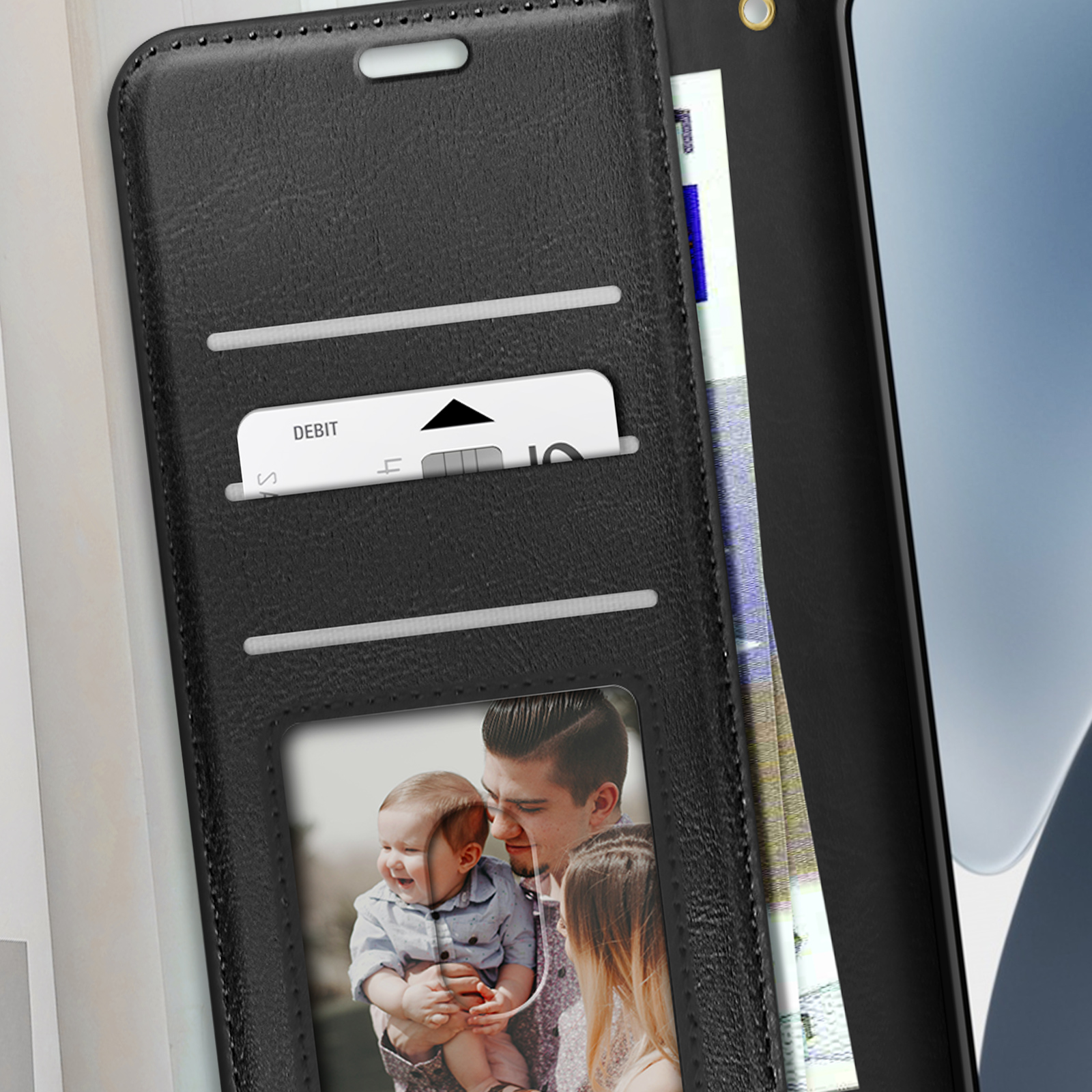 Custodia per telefono in pelle nera, aperta, con carta di credito e foto di famiglia.