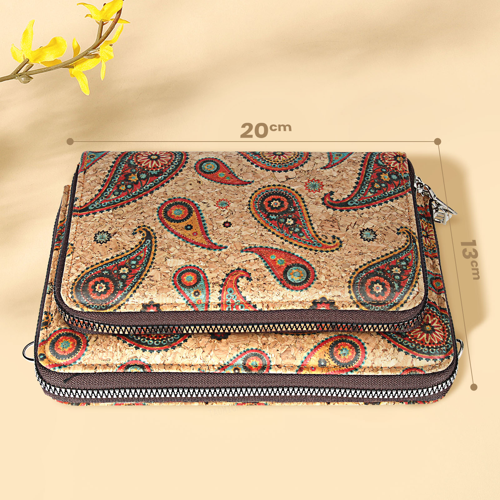 Zwei Beutel mit Paisley-Muster. Sie sind braun mit bunten Paisley-Designs und einem Reißverschluss.