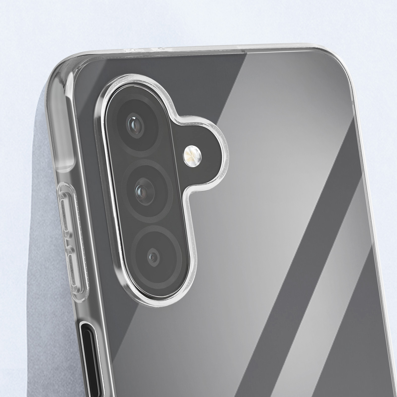 Custodia trasparente per telefono, tre fotocamere visibili, con uno sfondo grigio chiaro.
