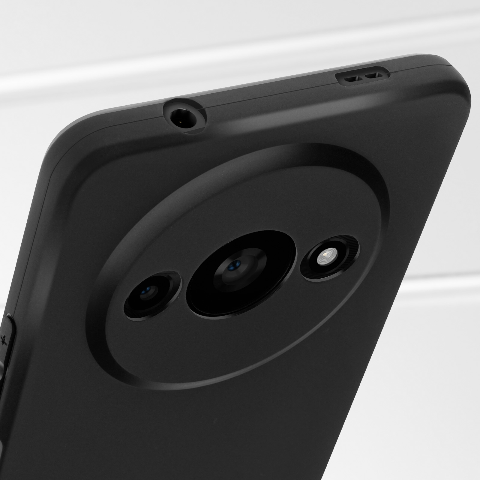Primo piano della custodia nera del telefono, tre ritagli per la fotocamera, con sfondo bianco.