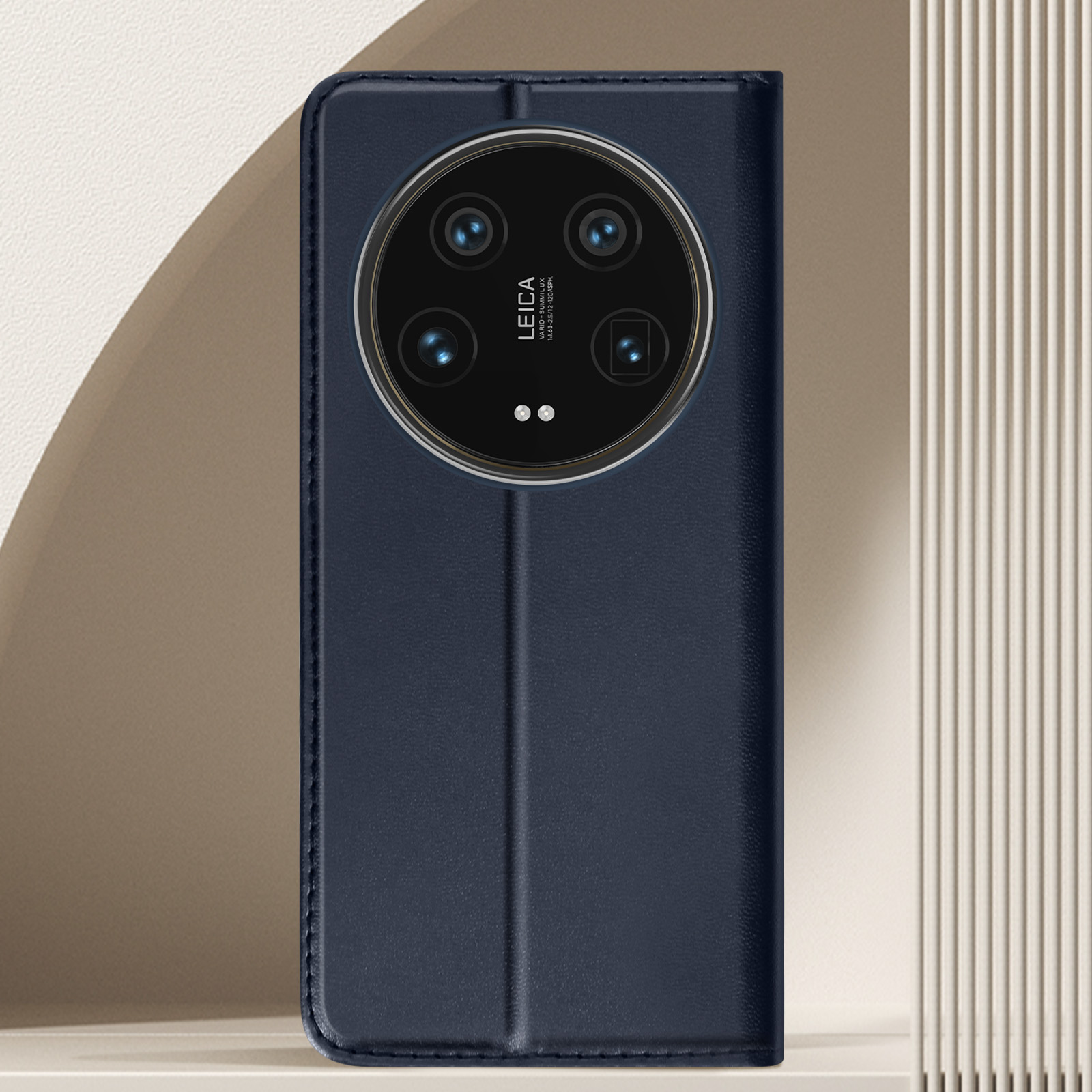 Coque de téléphone bleu foncé avec téléphone à l'intérieur. Configuration triple caméra visible.