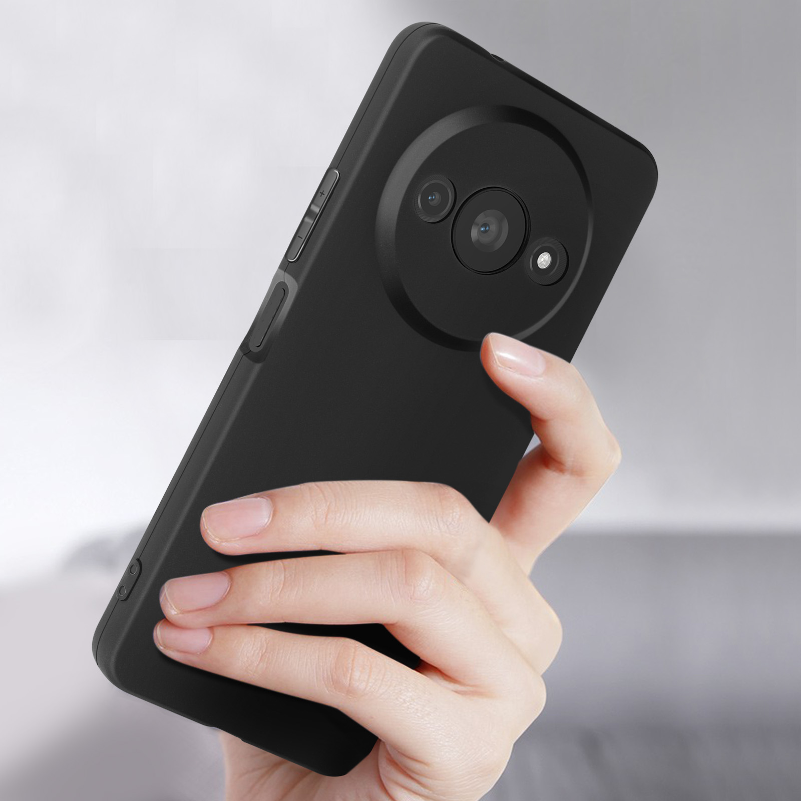 Un telefono nero in una custodia nera tenuto in mano. Il telefono ha due obiettivi.