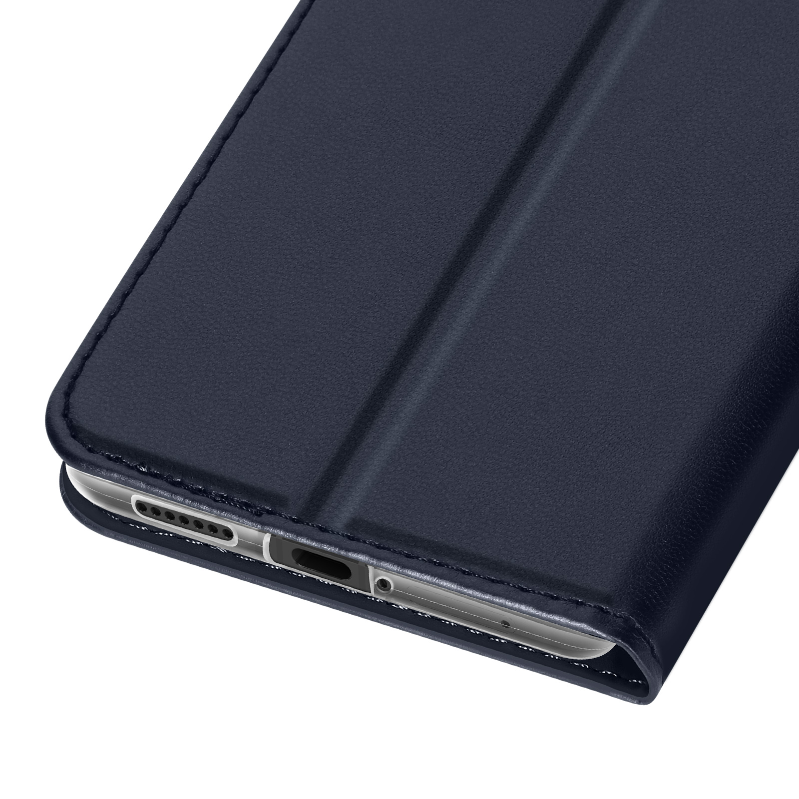 Gros plan sur une coque de téléphone bleue avec un port de charge sur le bord inférieur.