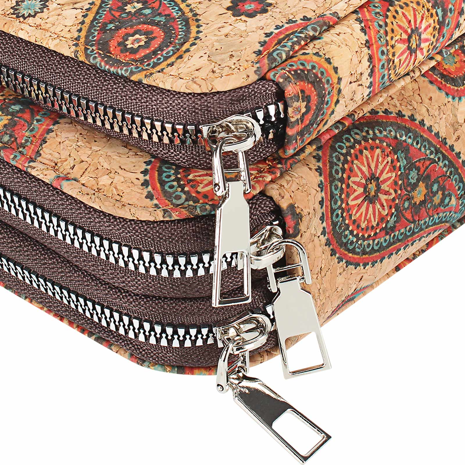 Nahaufnahme eines Paisley-Mustertasche mit Reißverschlüssen und metallischen Akzenten.