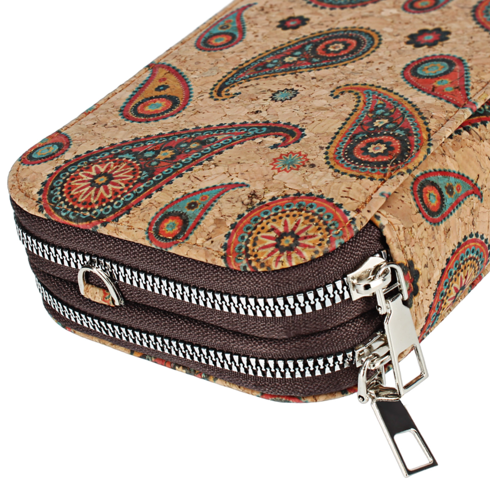 Korkähnliche Geldbörse mit Paisley-Muster. Braune Reißverschlüsse. Die Geldbörse ist geschlossen. Weißer Hintergrund.