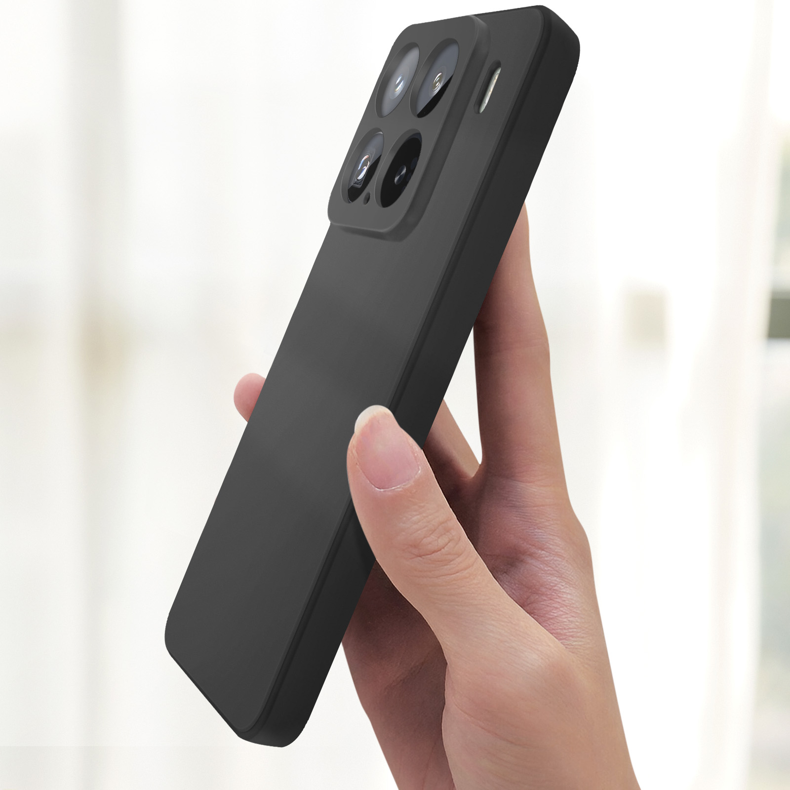 Persona che tiene in mano una custodia nera per telefono. Ha una tripla fotocamera.