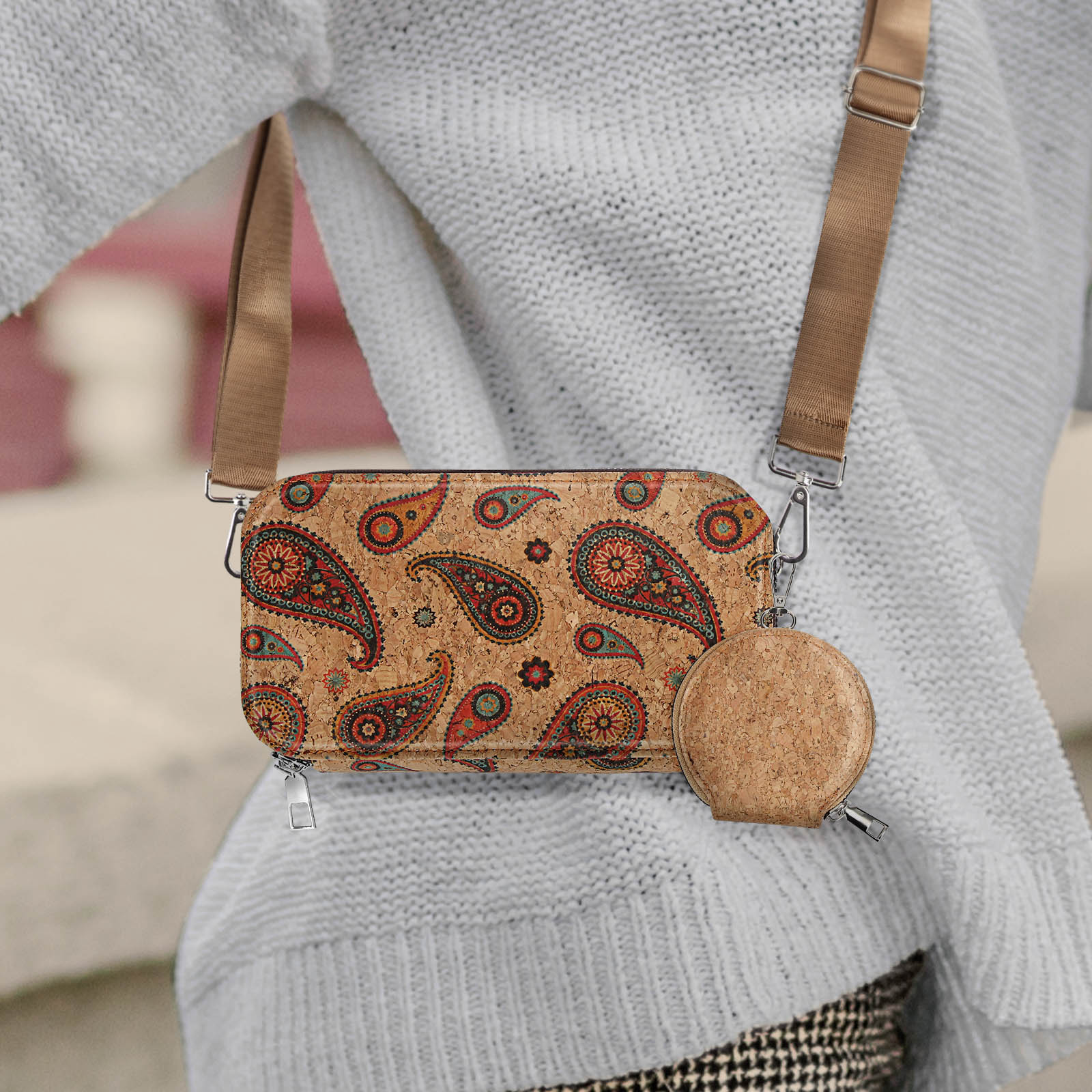 Eine Korktasche mit Paisley-Design und eine kleine runde Geldbörse.