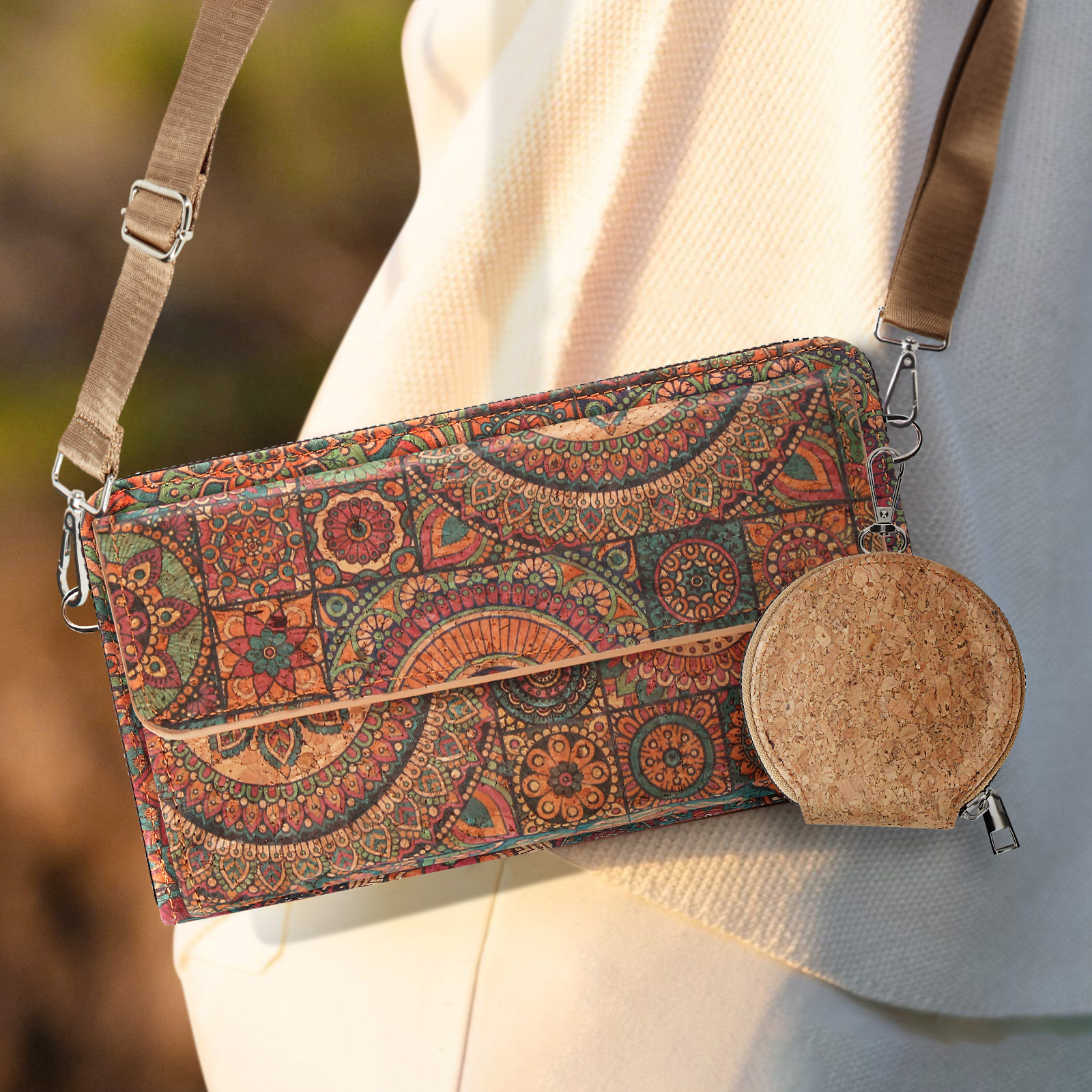 Frau mit korkähnlicher Tasche und Münzbeutel. Paisley-Muster. Brauner Gurt. Weißes Hemd. Grüner Hintergrund.