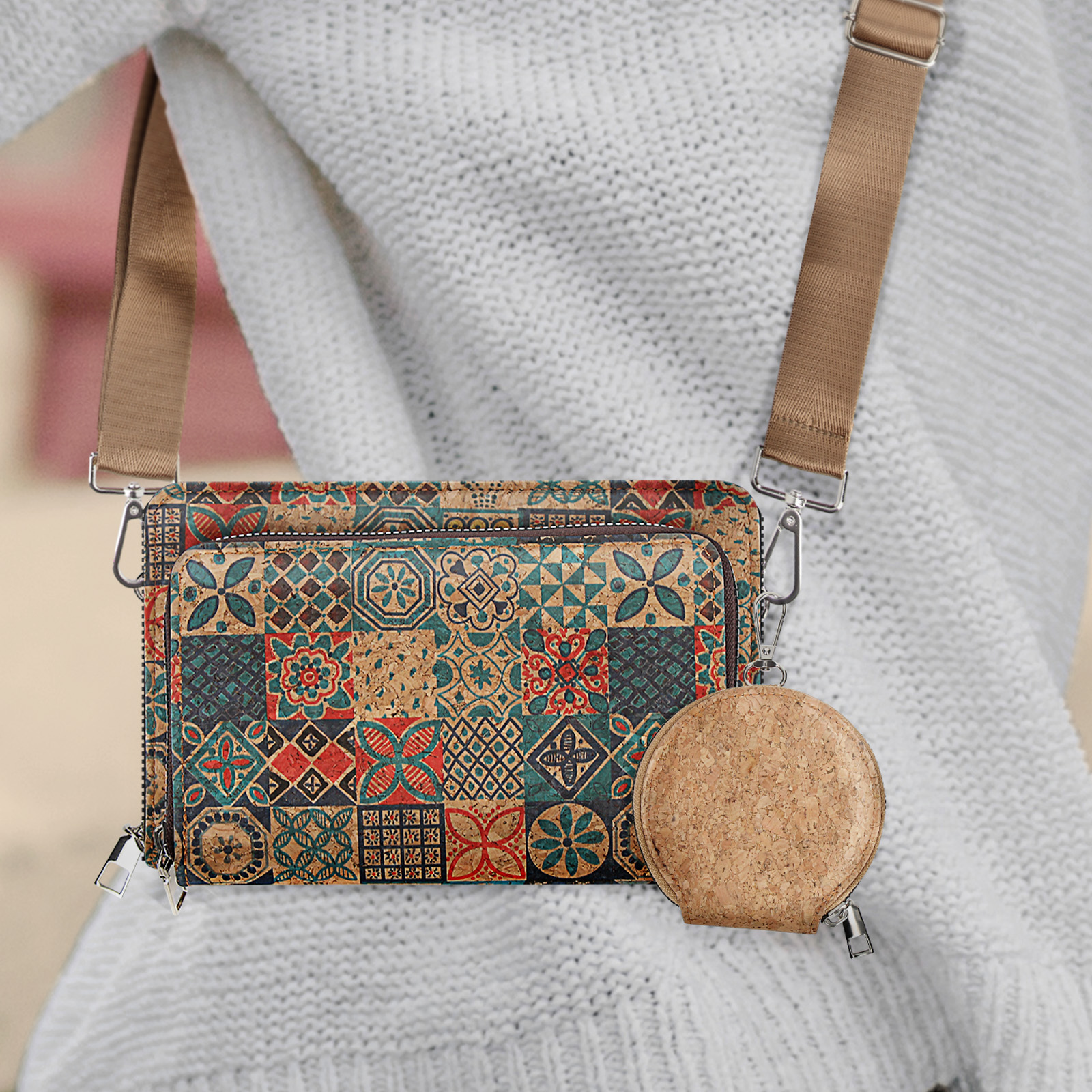 Frau mit einer Tasche mit gemustertem Design und einer Münzgeldbörse.