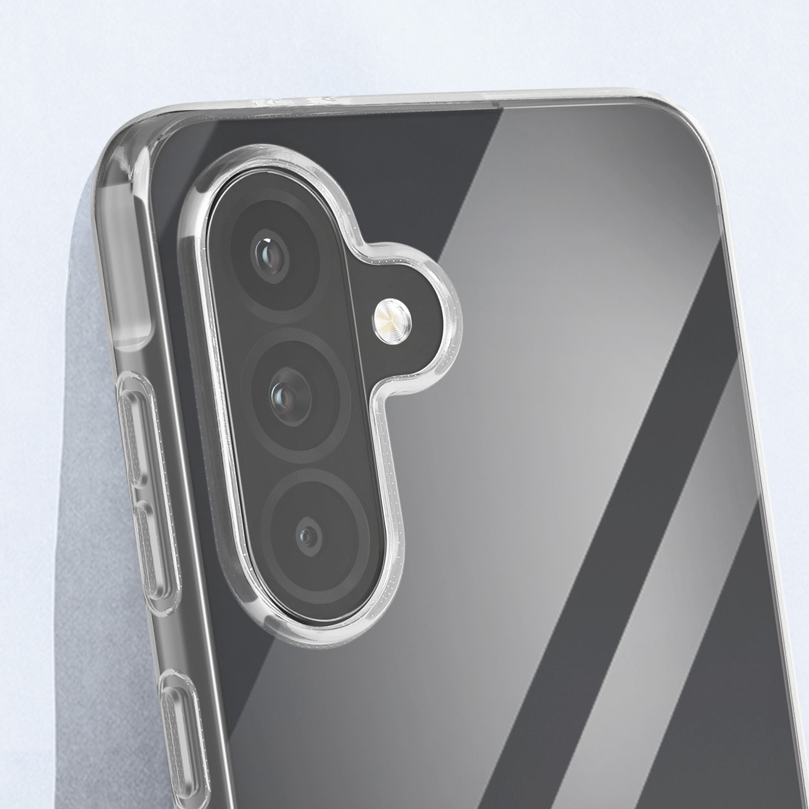Primo piano di un telefono con custodia trasparente, che mostra gli obiettivi della fotocamera.