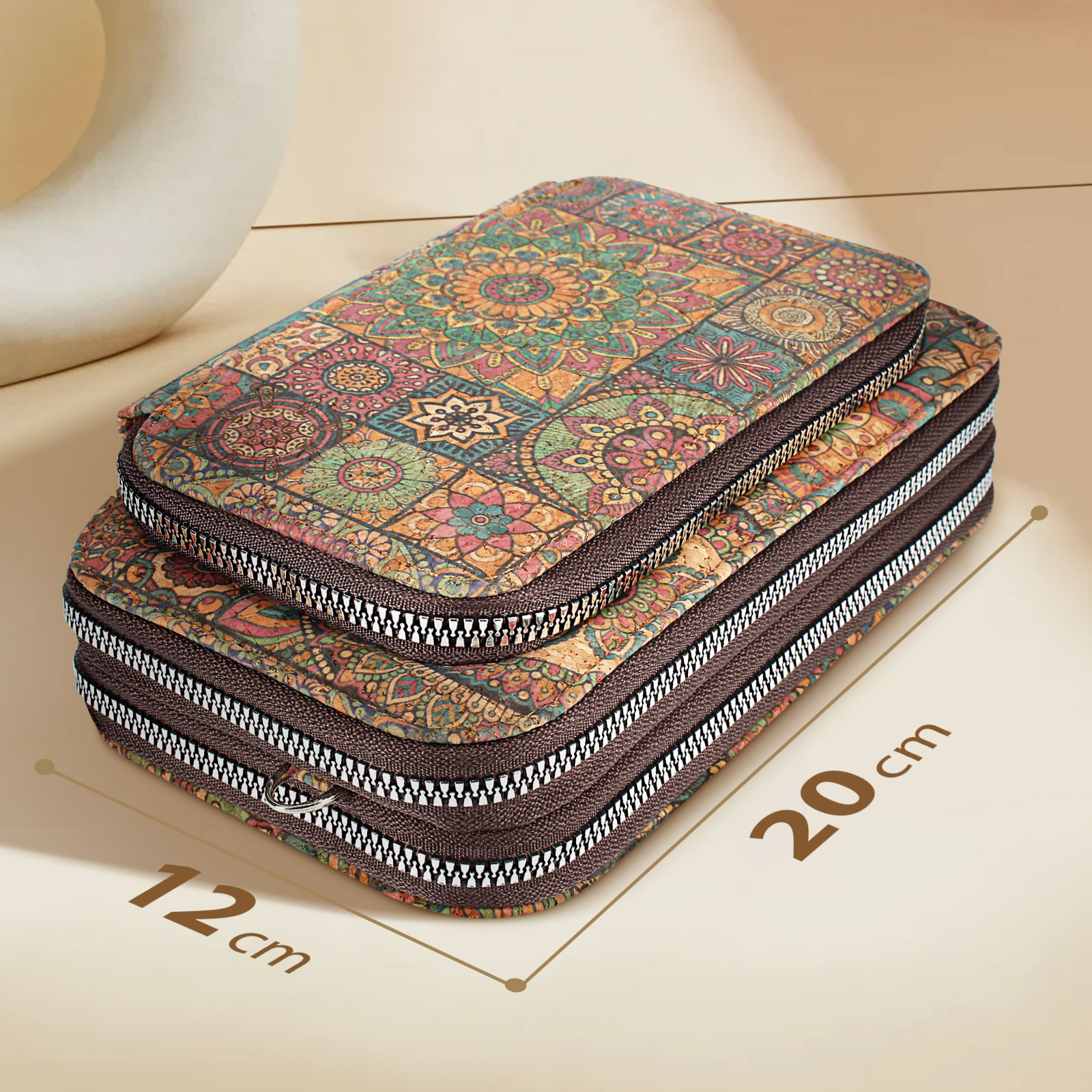 Zwei gemusterte Taschen, gestapelt. Die Abmessungen sind 12 cm x 20 cm. Reißverschlüsse und Design sichtbar.