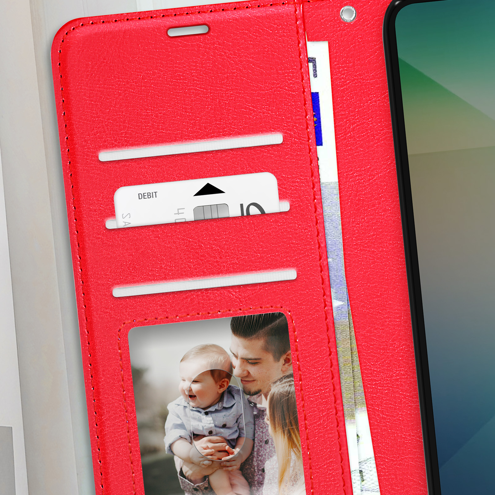 La custodia rossa aperta del telefono mostra una foto di famiglia e una carta di debito.