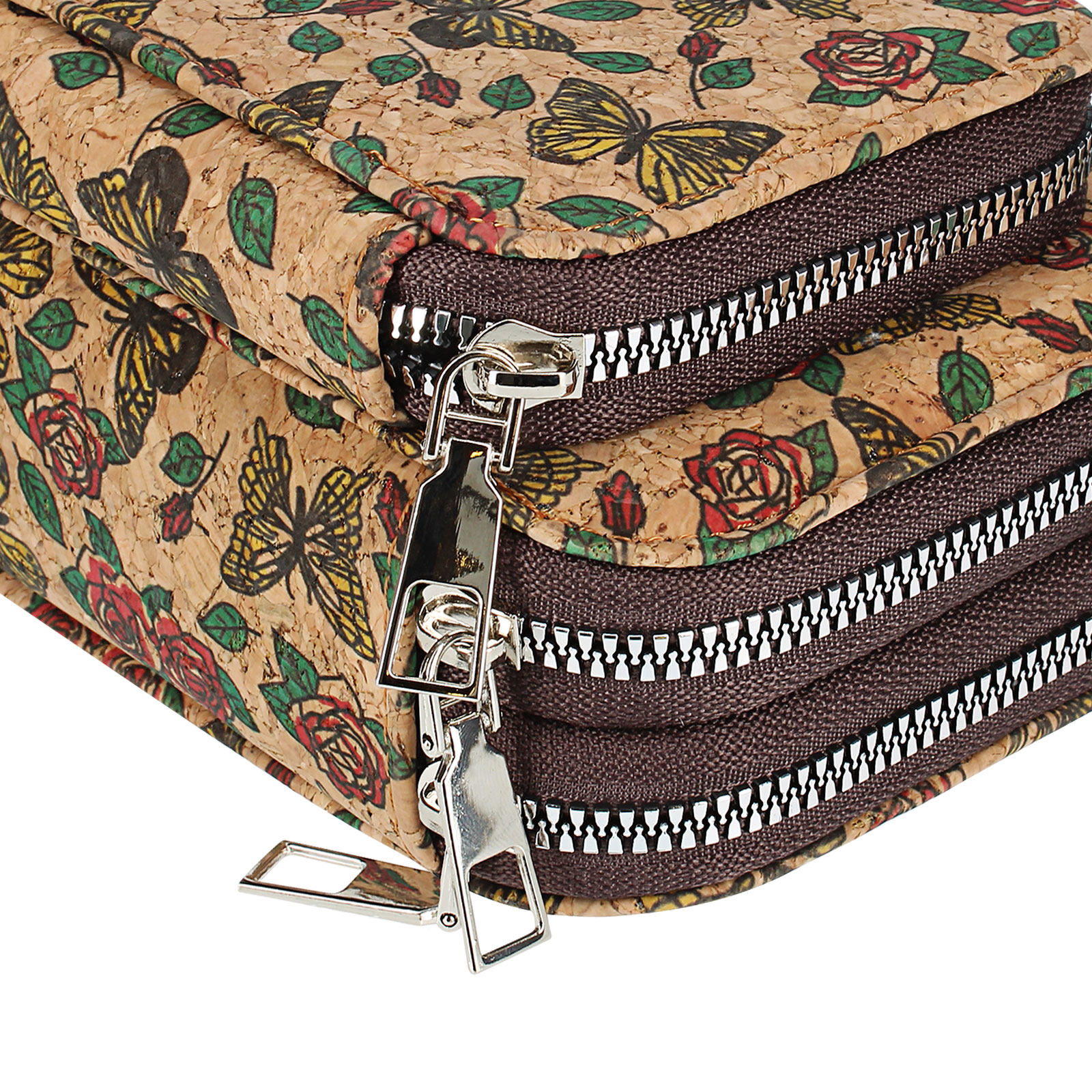 Nahaufnahme von zwei Korkbrieftaschen mit sichtbaren Reißverschlüssen und Schmetterlings- und Rosenmuster. Brauner Besatz und Textur.