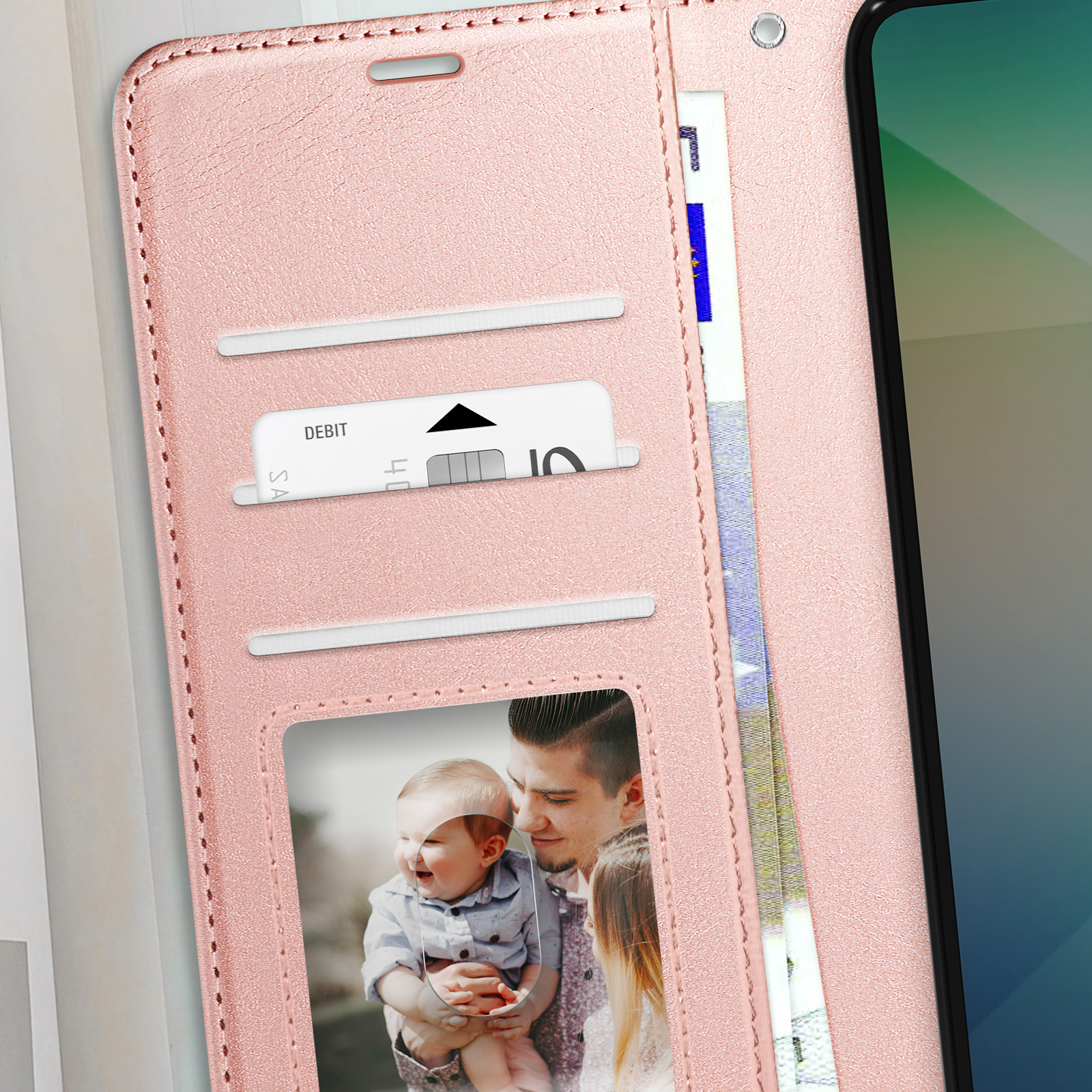 Custodia per telefono rosa aperta, che mostra una foto di famiglia e una carta di debito. Telefono visibile e custodia chiusa.