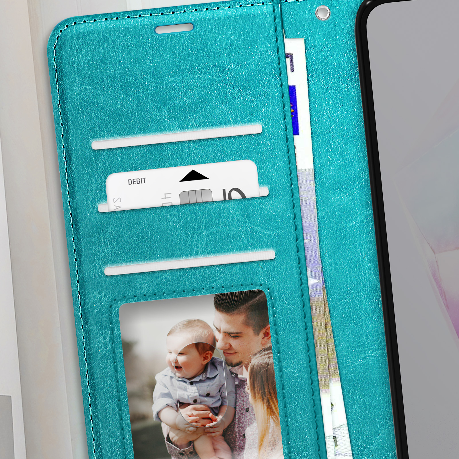 Türkisfarbene Handyhülle mit Kartenfächern, einer Debitkarte, Geld und einem Foto eines Babys mit Eltern. Telefon rechts.