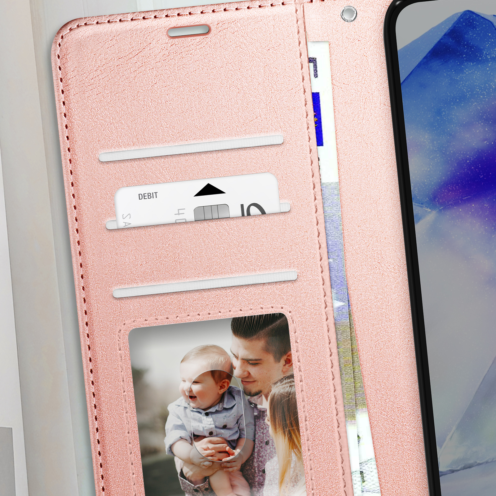 Un étui de téléphone rose ouvert, montrant un téléphone, des cartes et une photo de famille.